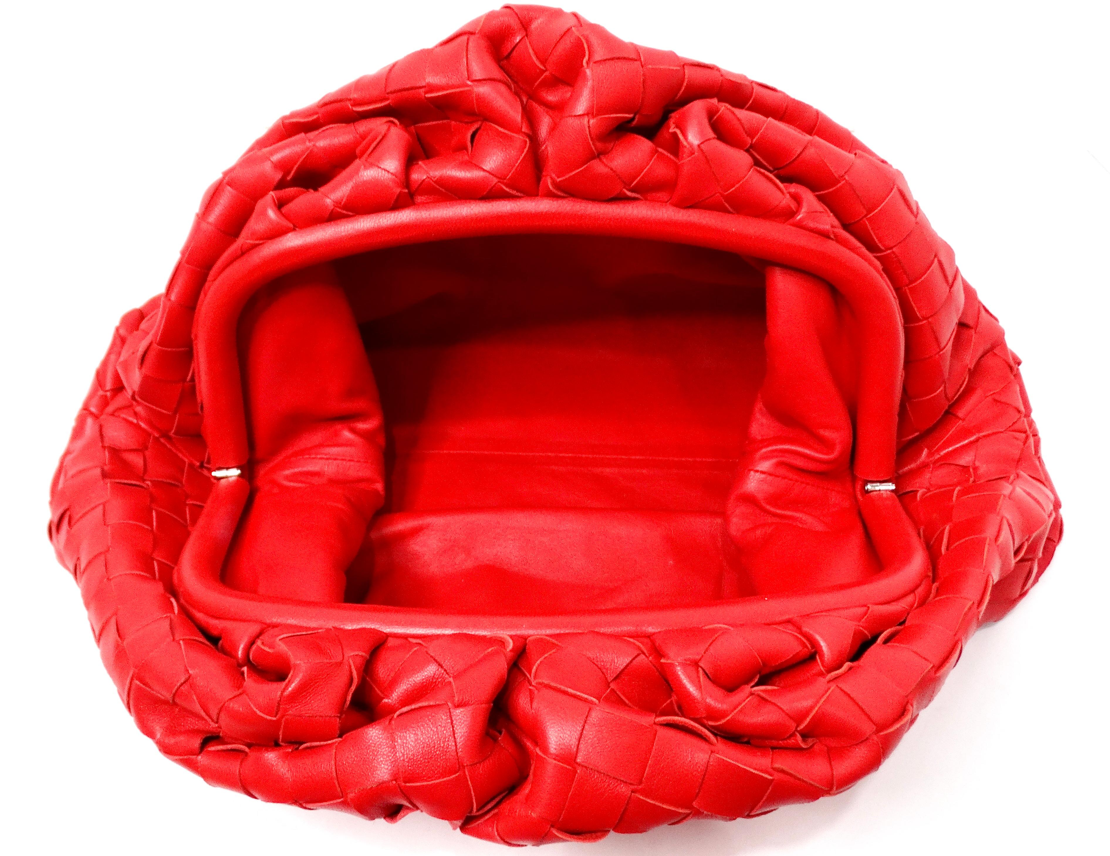 Bottega Veneta Maxi Intrecciato in Nappa Rossa La Pochette in vendita 2