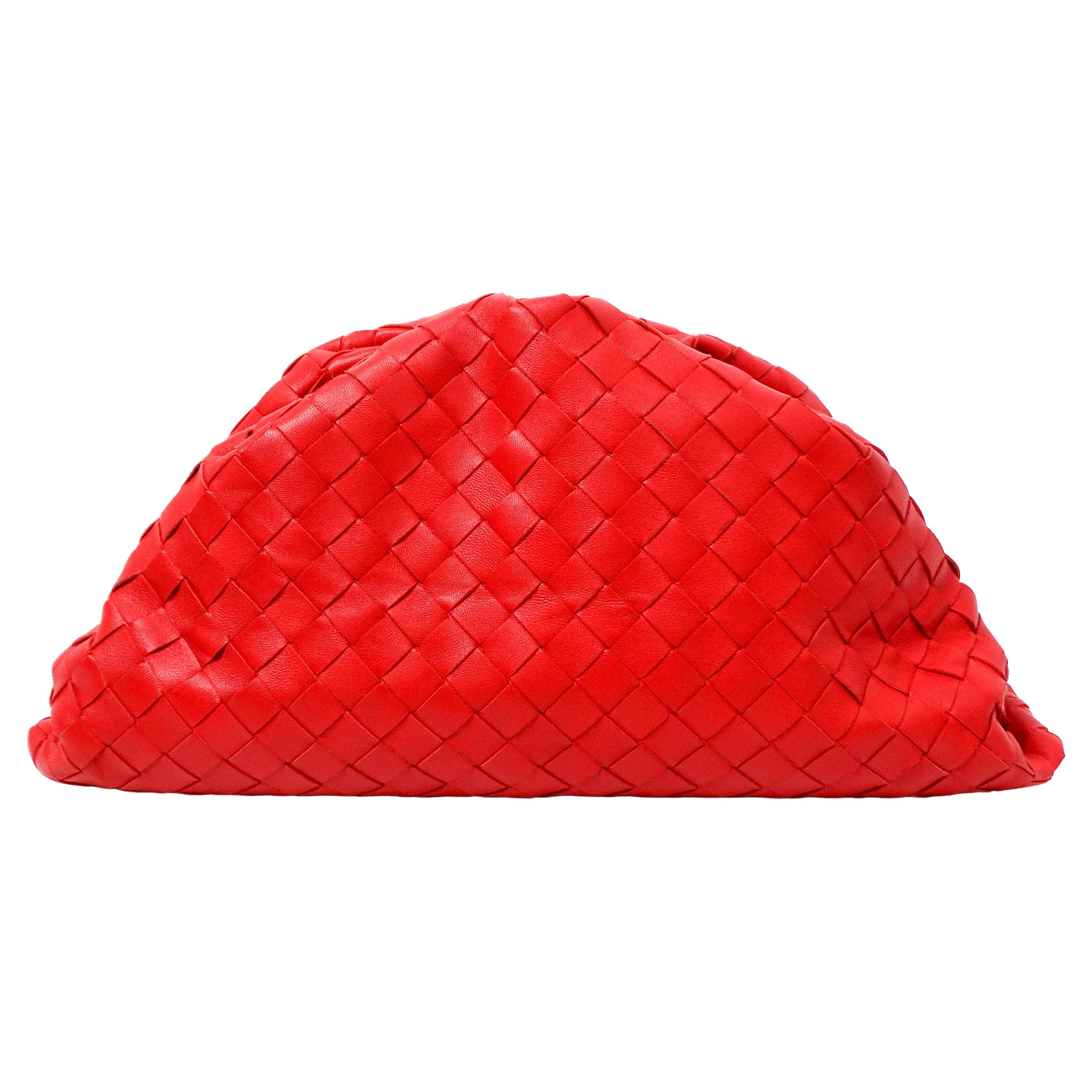 Bottega Veneta Maxi Intrecciato in Nappa Rossa La Pochette in vendita