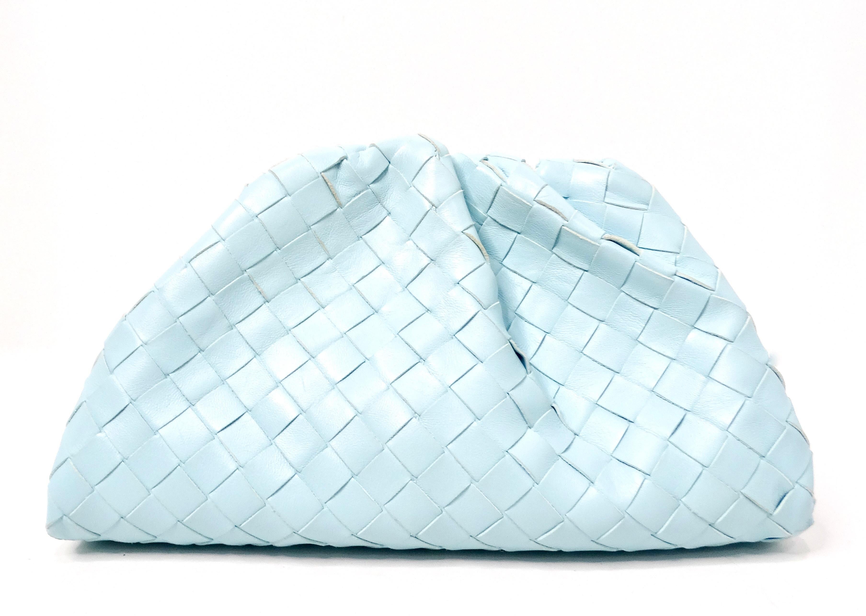 Bottega Veneta - Pochette pour adolescent en cuir Intrecciato bleu pâle Bon état - En vente à Scottsdale, AZ