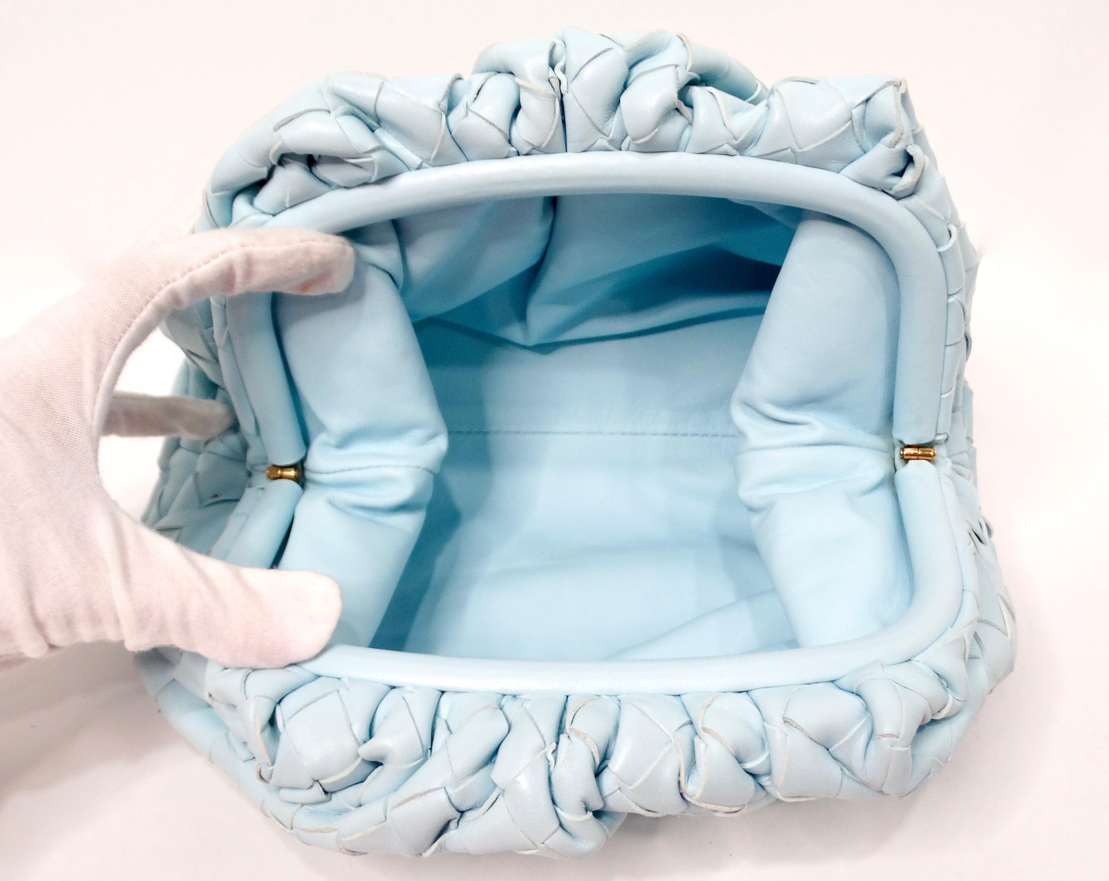 Bottega Veneta - Pochette pour adolescent en cuir Intrecciato bleu pâle en vente 3