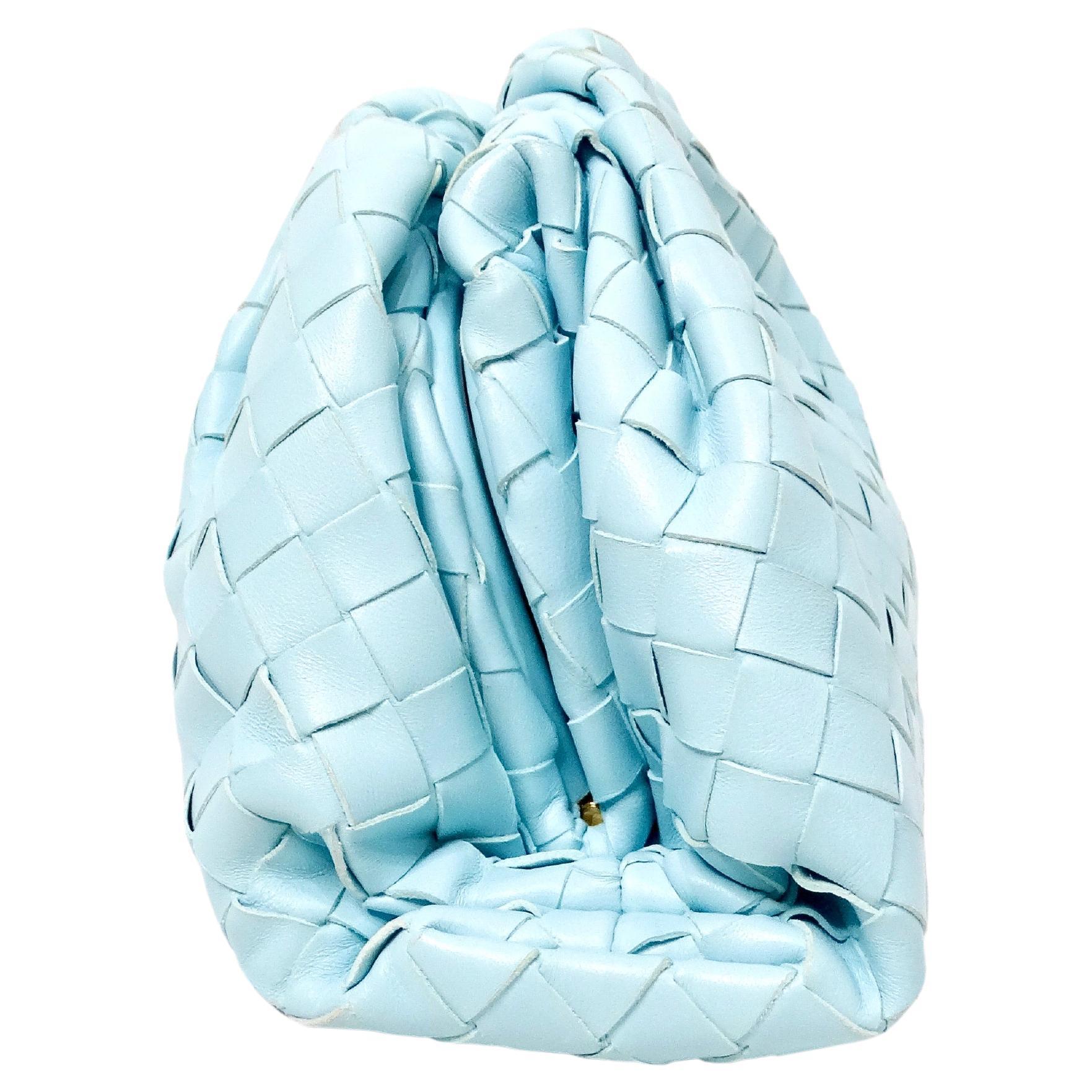 La pochette Teen en cuir Intrecciato bleu pâle de Bottega Veneta est un exemple de luxe discret et de savoir-faire méticuleux. Confectionnée en cuir tressé intrecciato, cette pochette illustre la célèbre technique artisanale de Bottega Veneta,