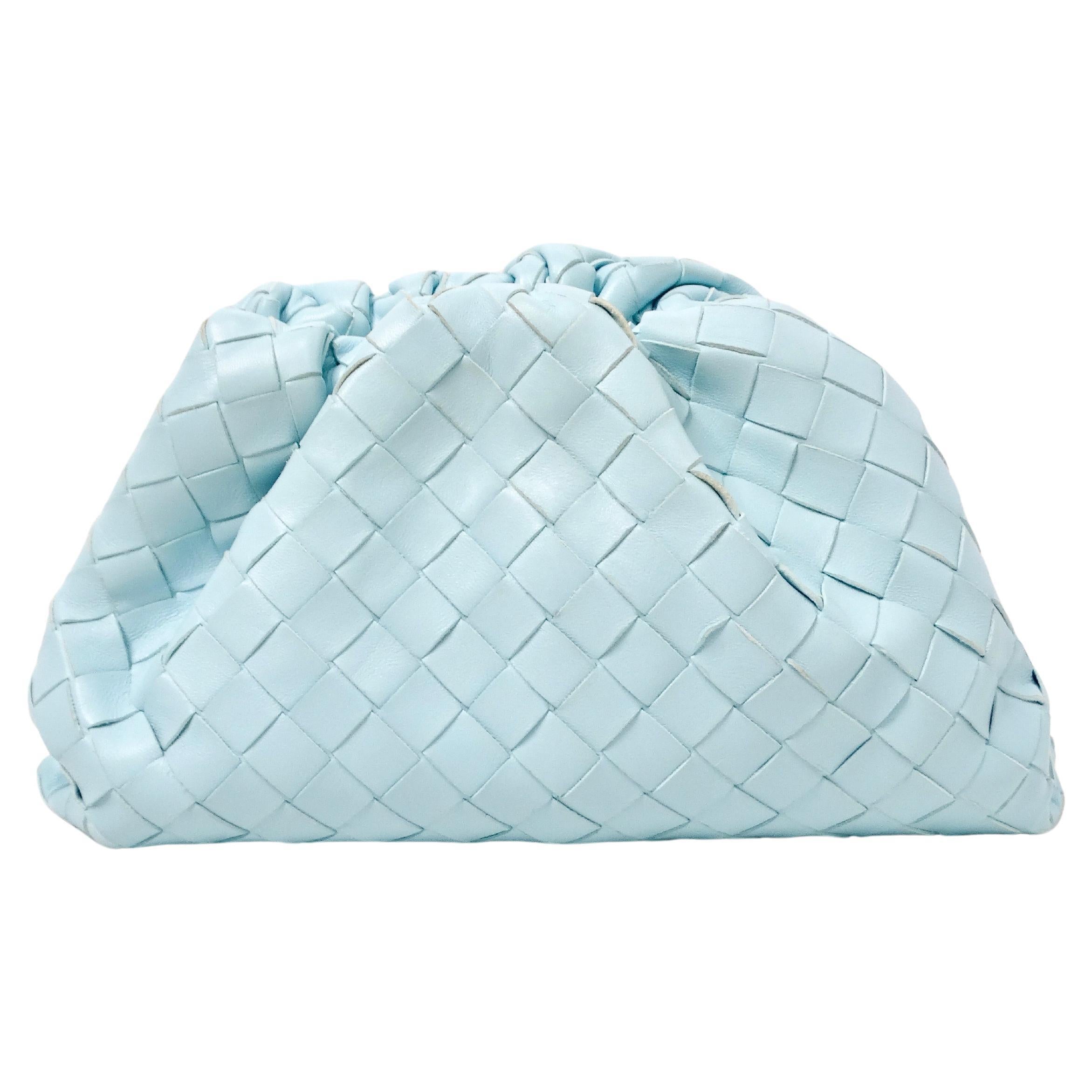 Bottega Veneta - Pochette pour adolescent en cuir Intrecciato bleu pâle en vente