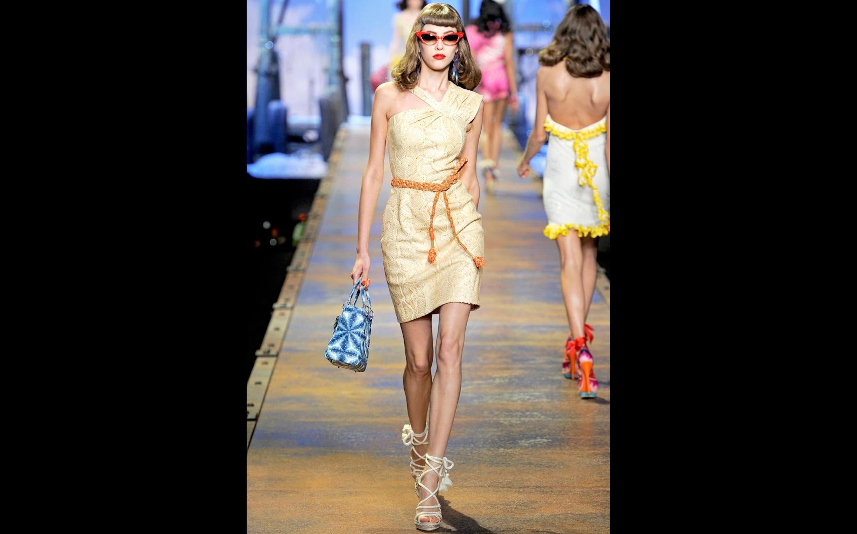 Le sac à main John Galliano for Christian Dior Galaxy Print Lady Dior de la collection de défilés printemps/été 2011 est un accessoire étonnant et très distinctif qui incarne l'innovation de la haute couture et l'expression artistique. Ce luxueux