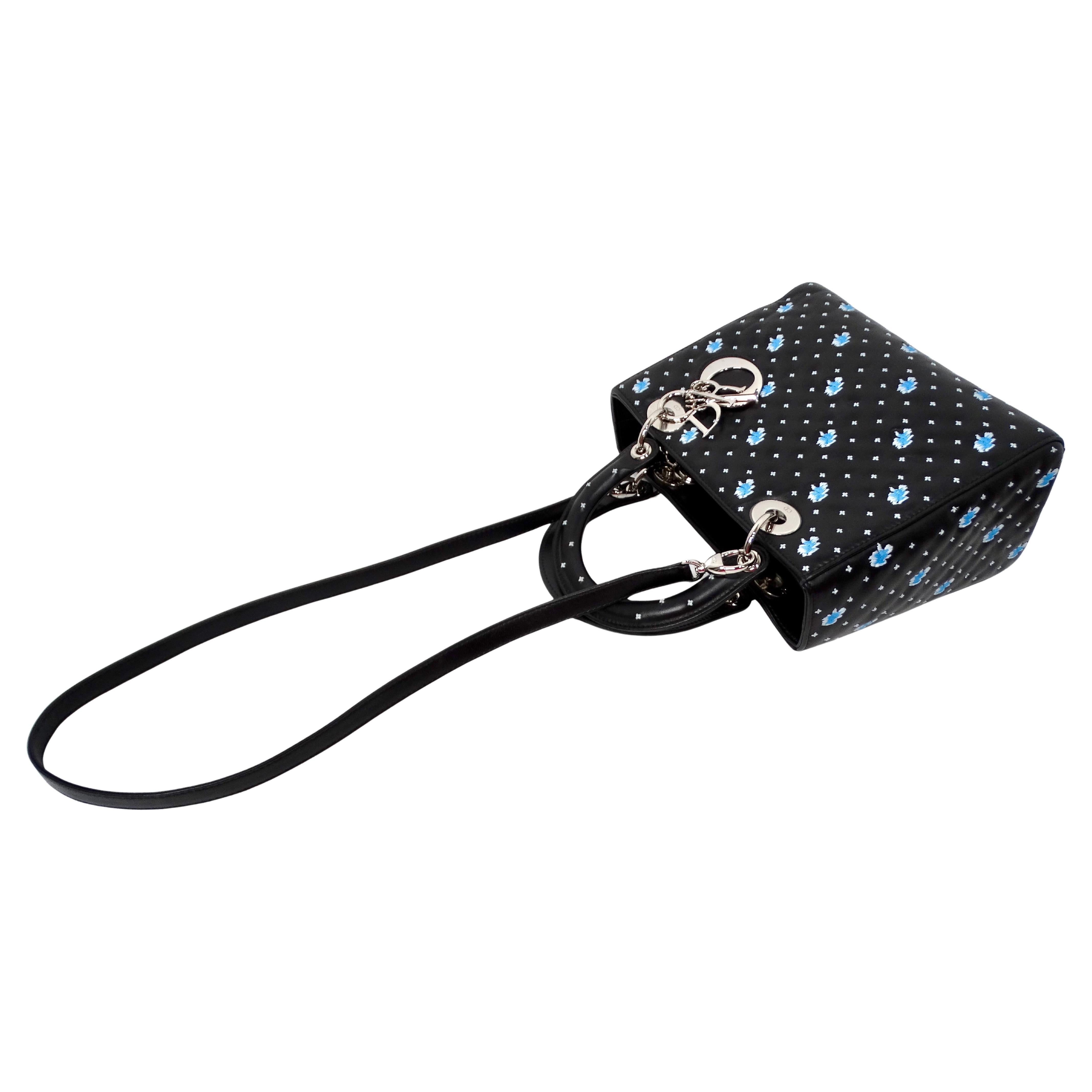 Le sac à main Lady Dior en cuir de veau noir brodé de fleurs de Christian Dior datant d'environ 2015 est un exemple stupéfiant de l'artisanat exquis et de l'élégance intemporelle de Dior. Confectionné en cuir de veau lisse noir, ce sac à main est