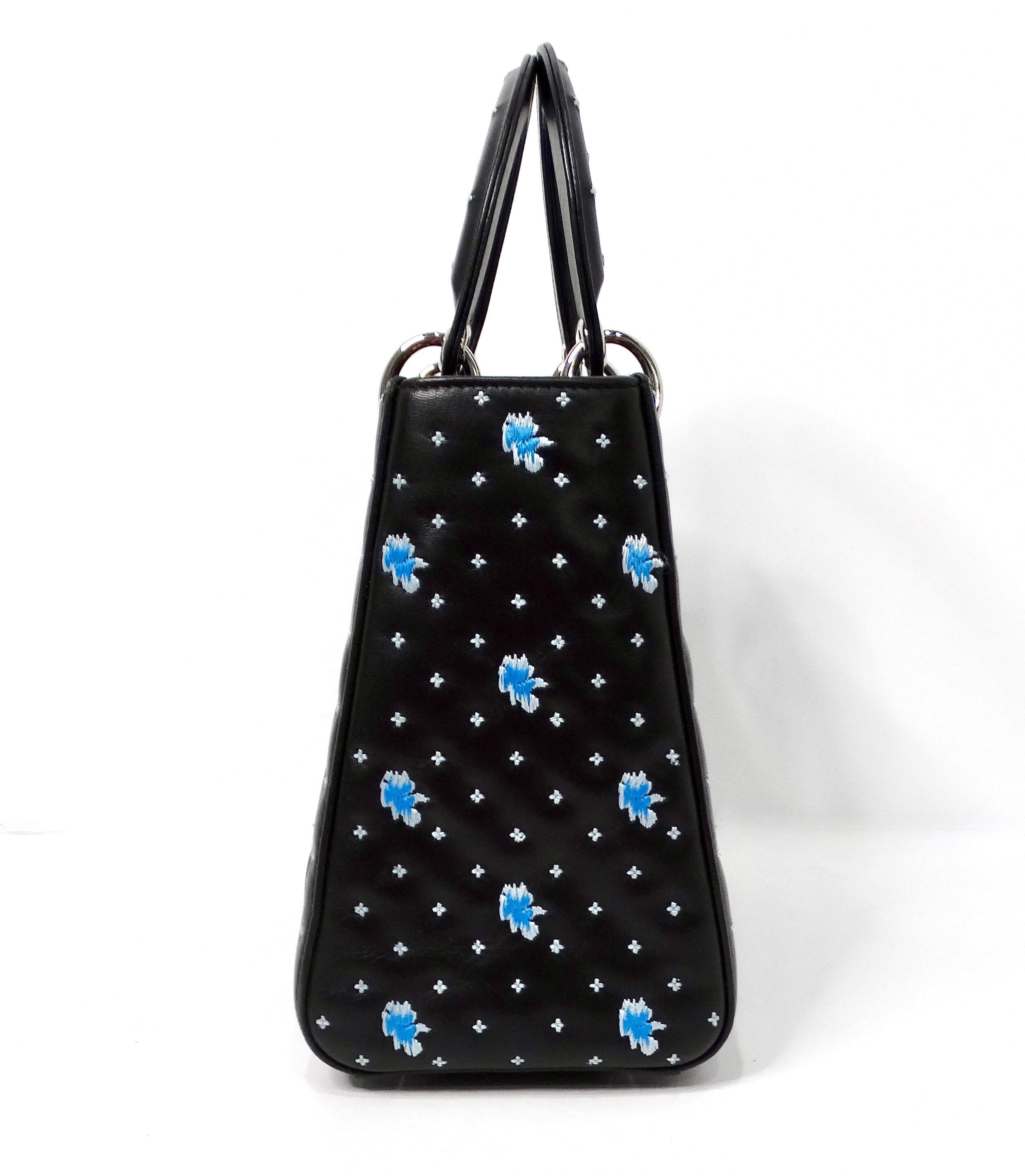Christian Dior Sac à main Lady Dior en cuir de veau noir brodé de fleurs circa 2015. Pour femmes en vente