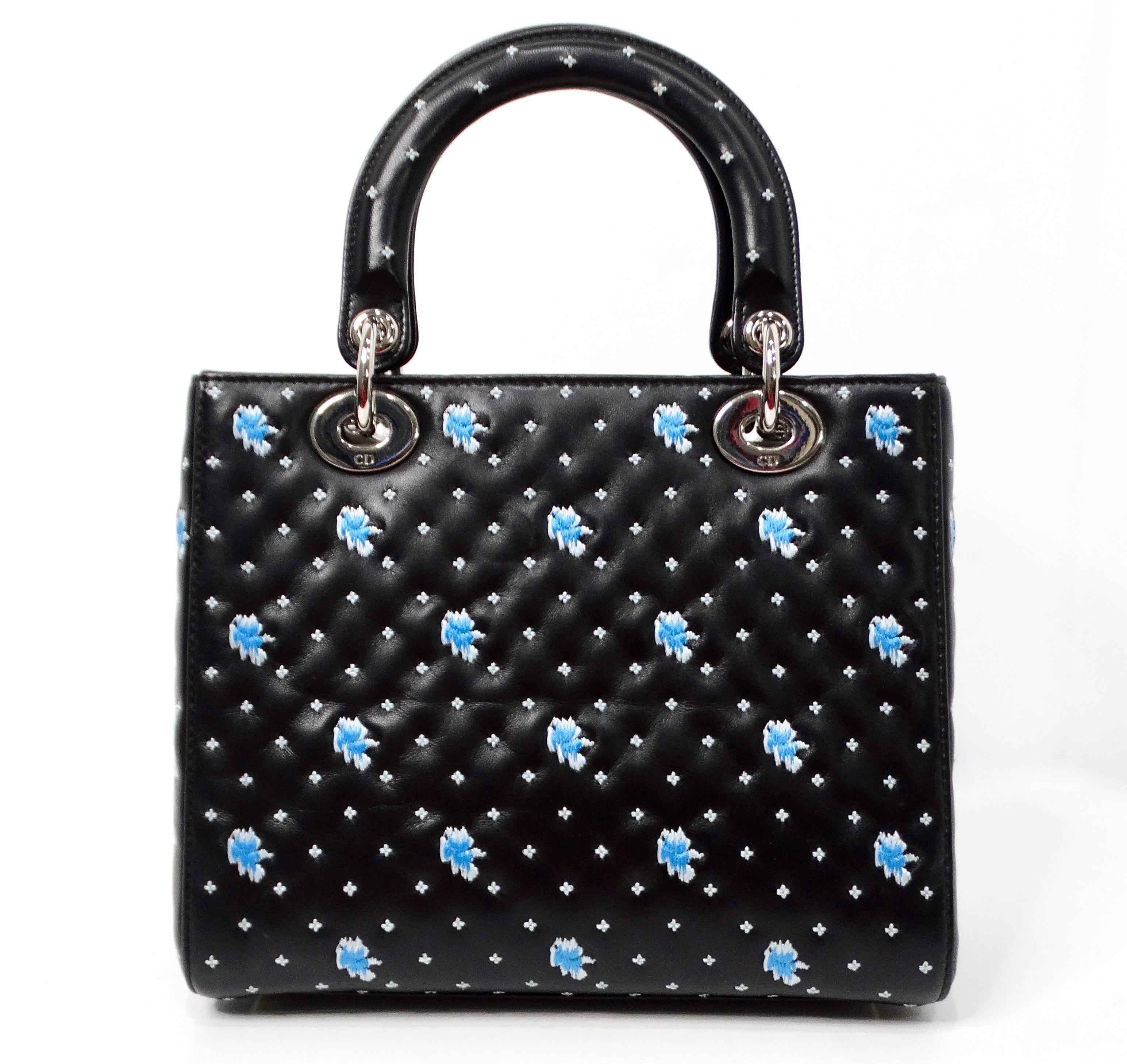 Christian Dior Sac à main Lady Dior en cuir de veau noir brodé de fleurs circa 2015. en vente 1