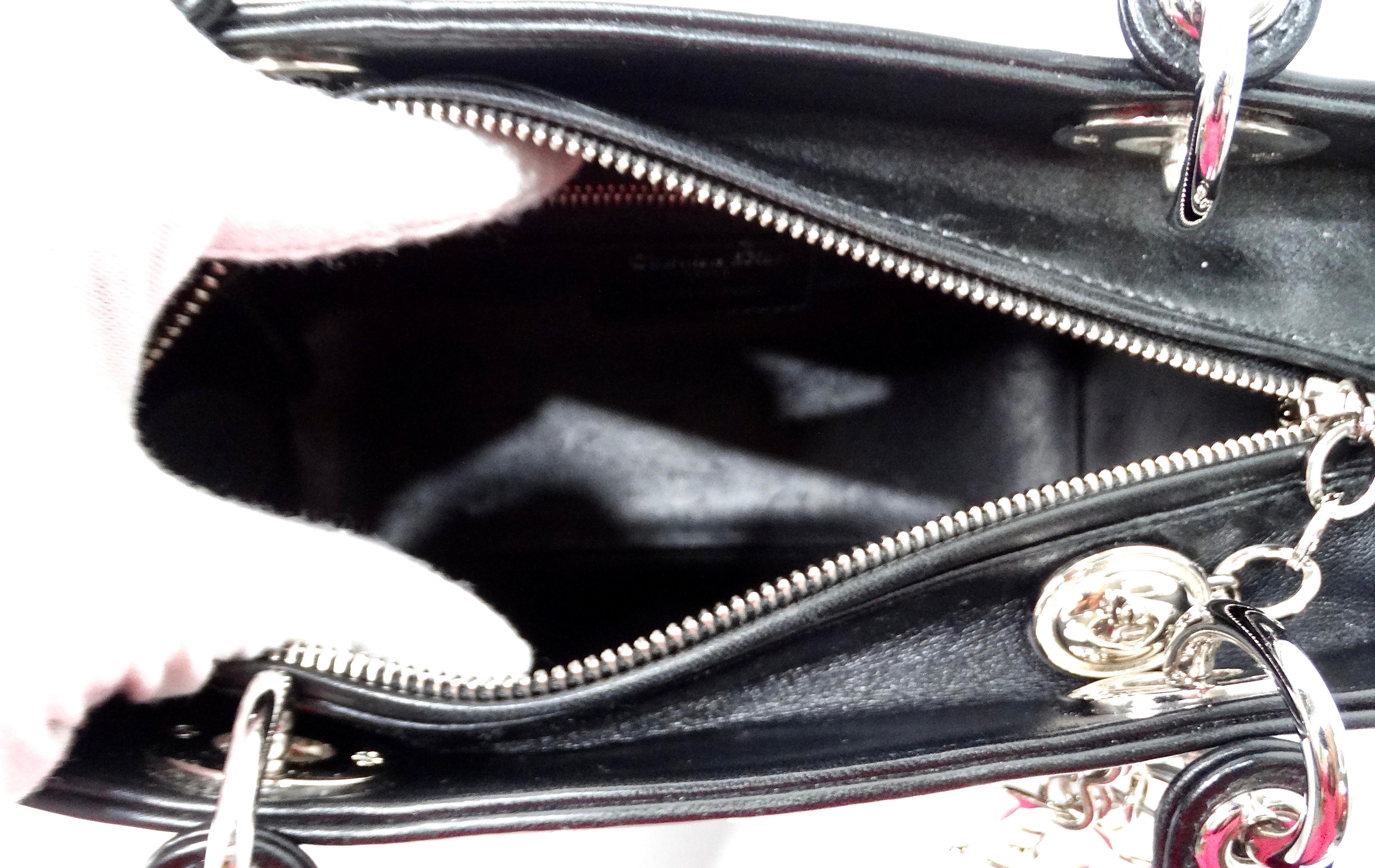 Christian Dior Sac à main Lady Dior en cuir de veau noir brodé de fleurs circa 2015. en vente 5