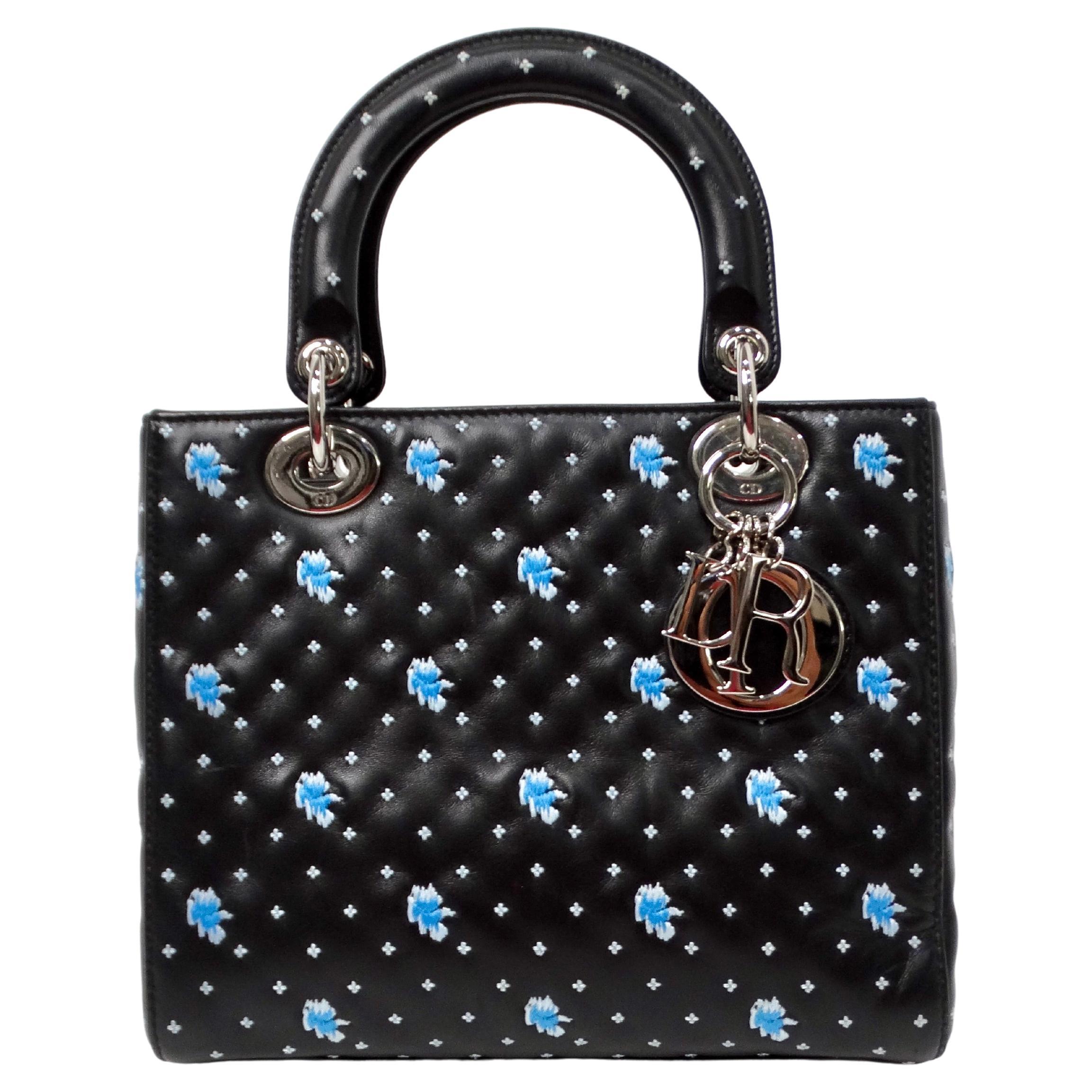 Christian Dior Sac à main Lady Dior en cuir de veau noir brodé de fleurs circa 2015. en vente