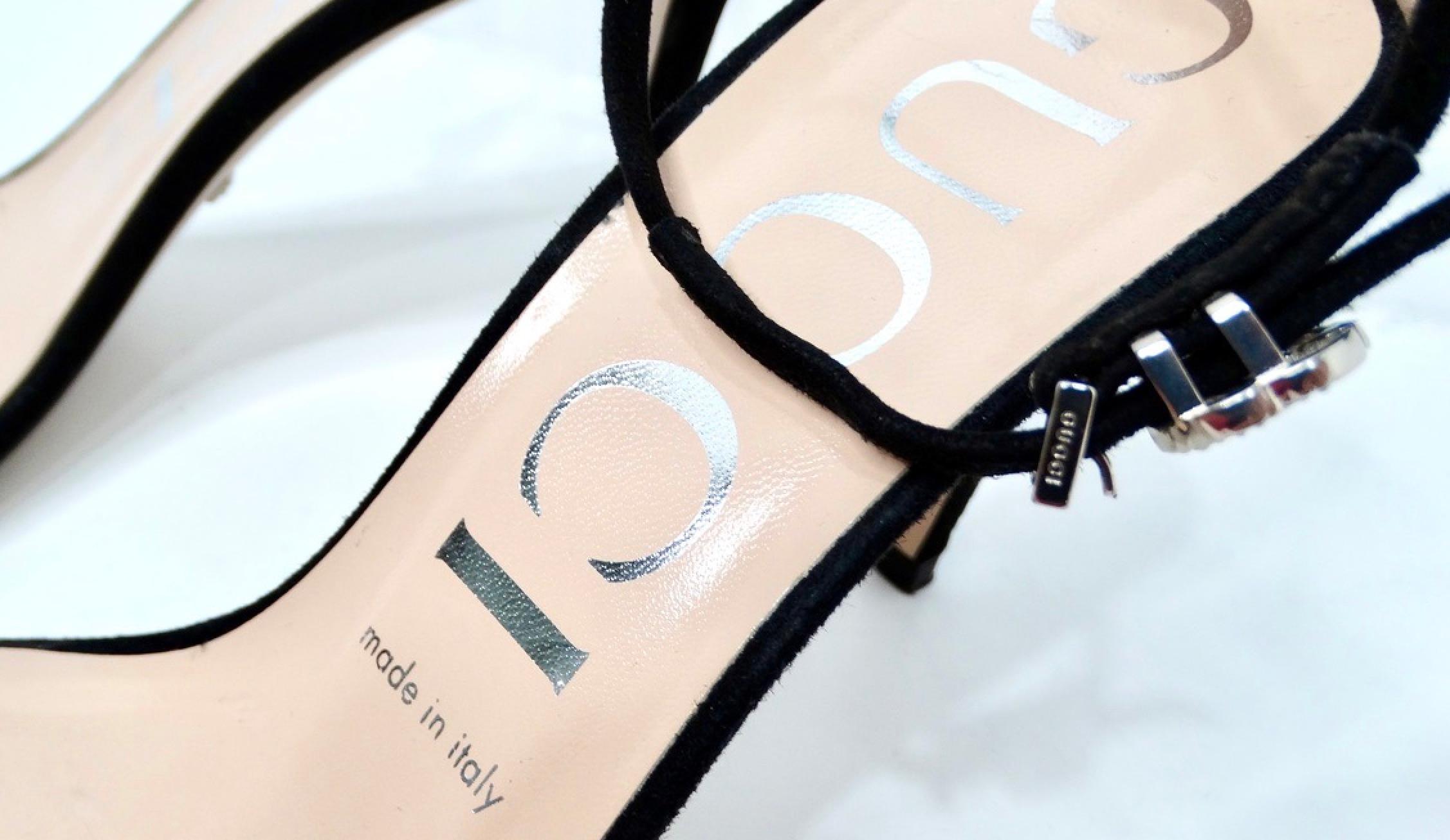 Gucci - Sandales à talons hauts en daim noir avec cristaux GG en vente 1
