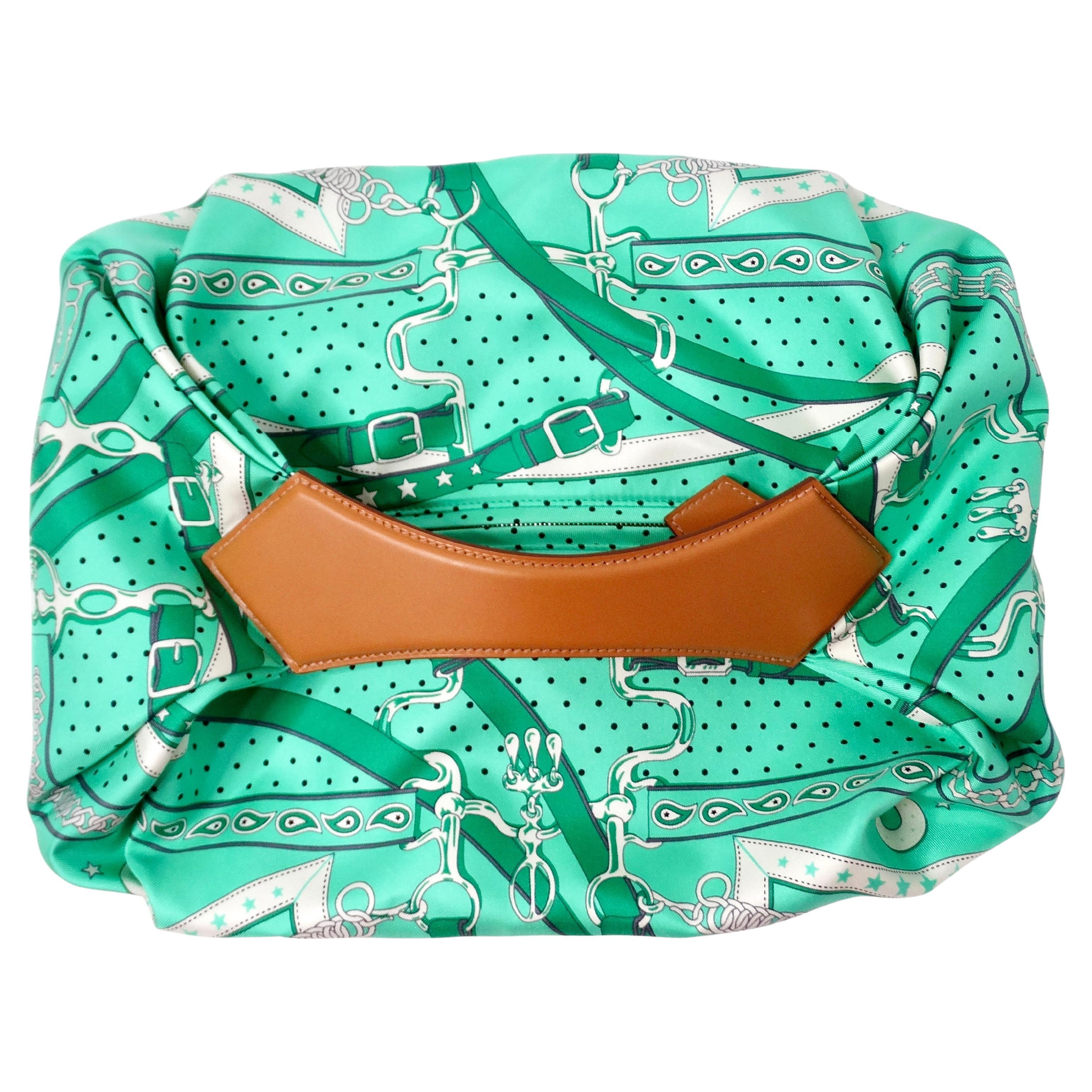 Die Hermes Balusoie Green Print Silk Scarf & Leather Handbag circa 2023 ist ein vielseitiges und schickes Accessoire, das Funktionalität und High-End-Mode nahtlos miteinander verbindet. Diese Handtasche ist aus einem leuchtend grünen Seidenschal