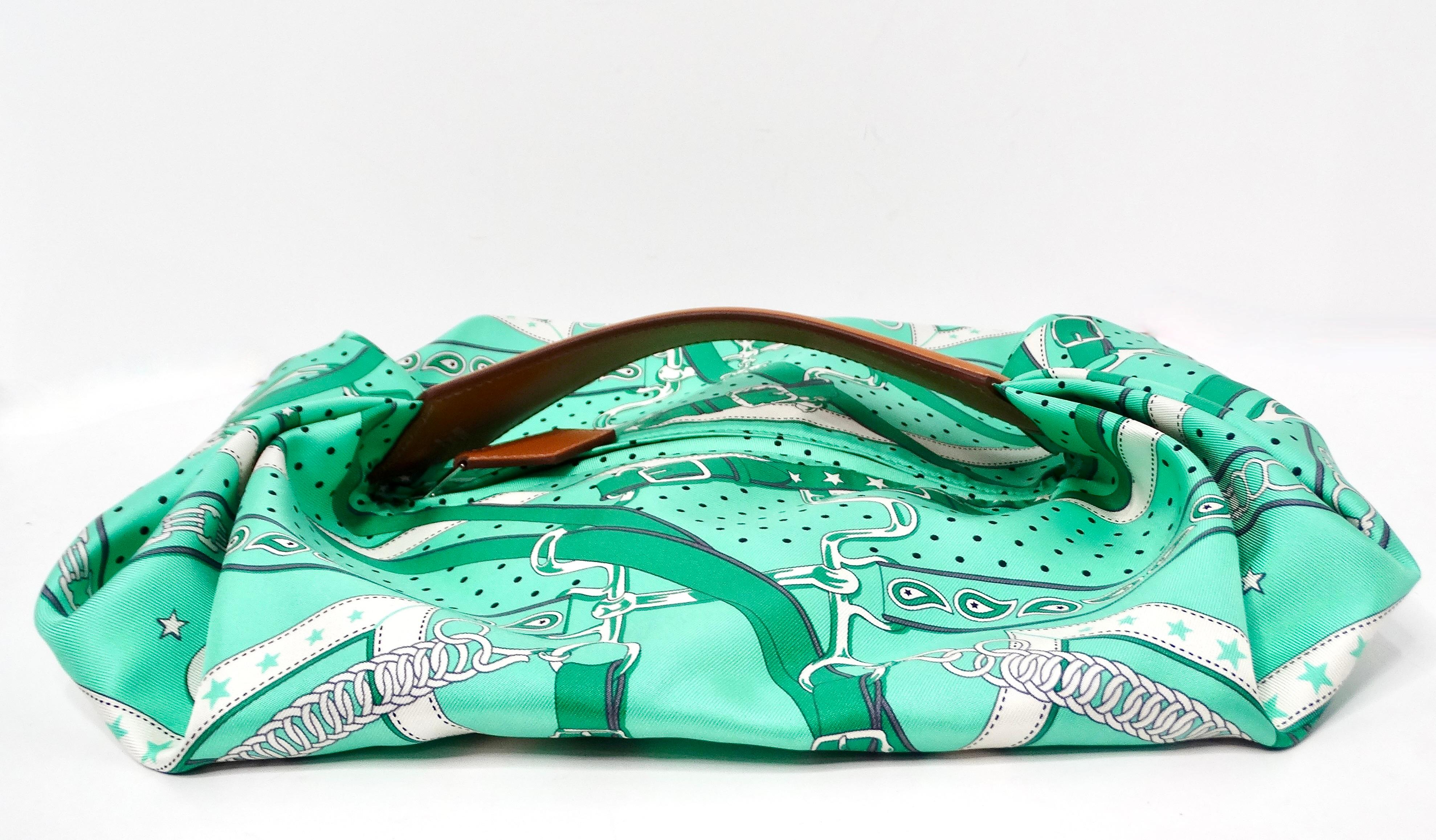 Hermes Balusoie Grüner Druck Seidenschal & Lederhandtasche um 2023 im Angebot 2