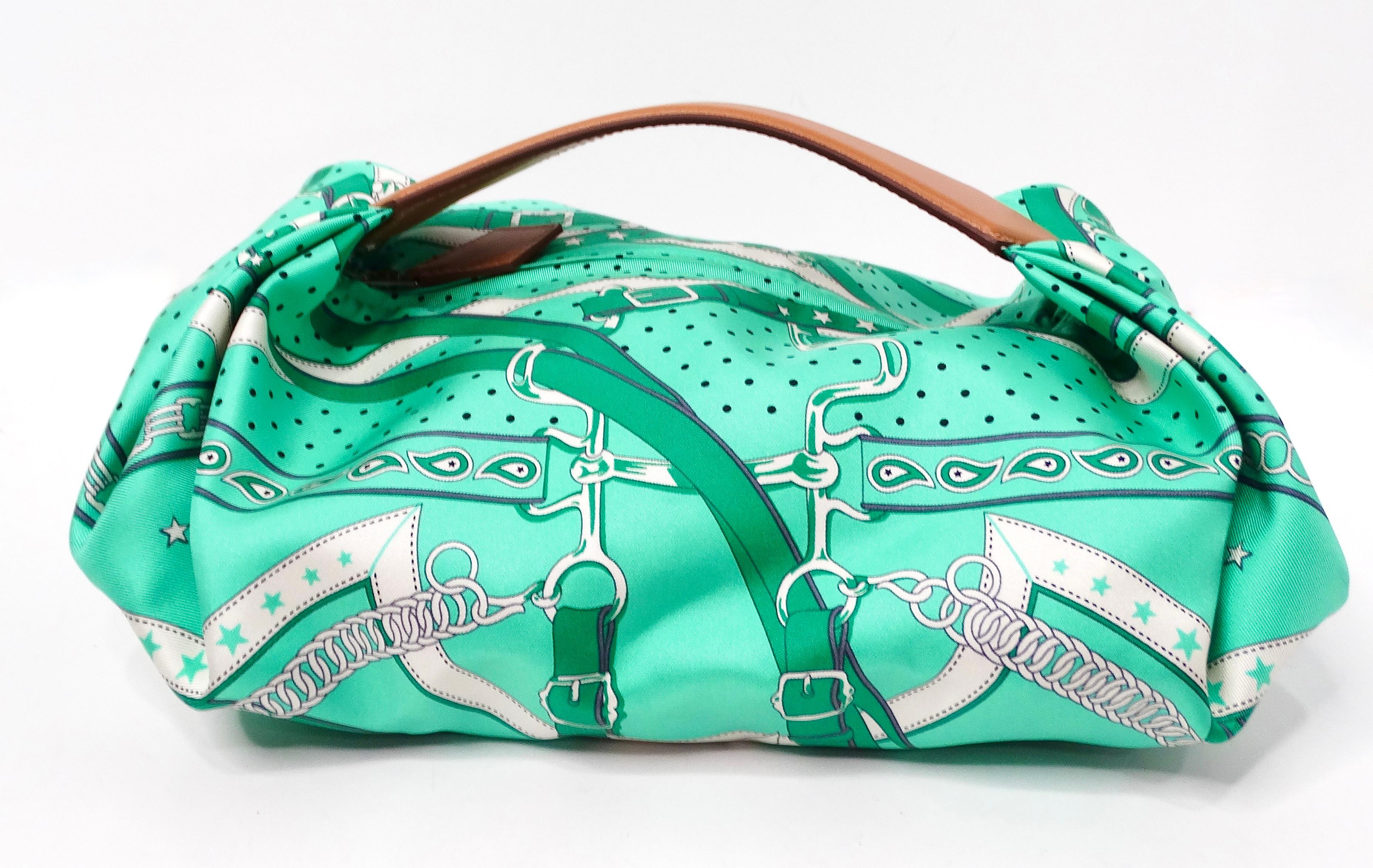 Hermes Balusoie Grüner Druck Seidenschal & Lederhandtasche um 2023 im Zustand „Gut“ im Angebot in Scottsdale, AZ