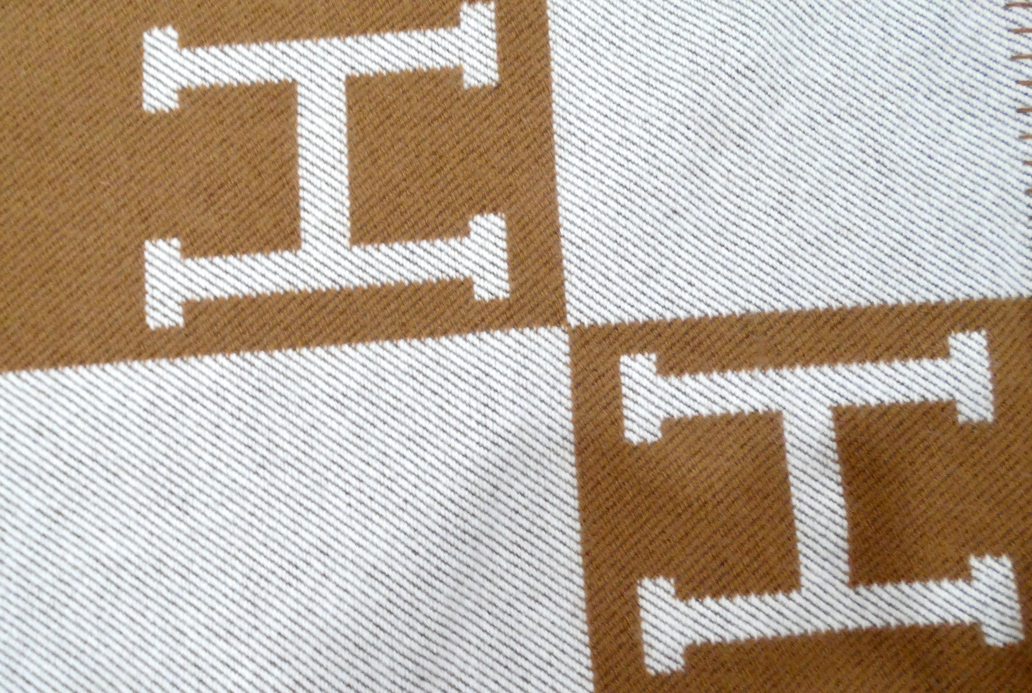 Donna Coperta Hermes Avalon in misto lana e cashmere color cammello ed ecrù in vendita