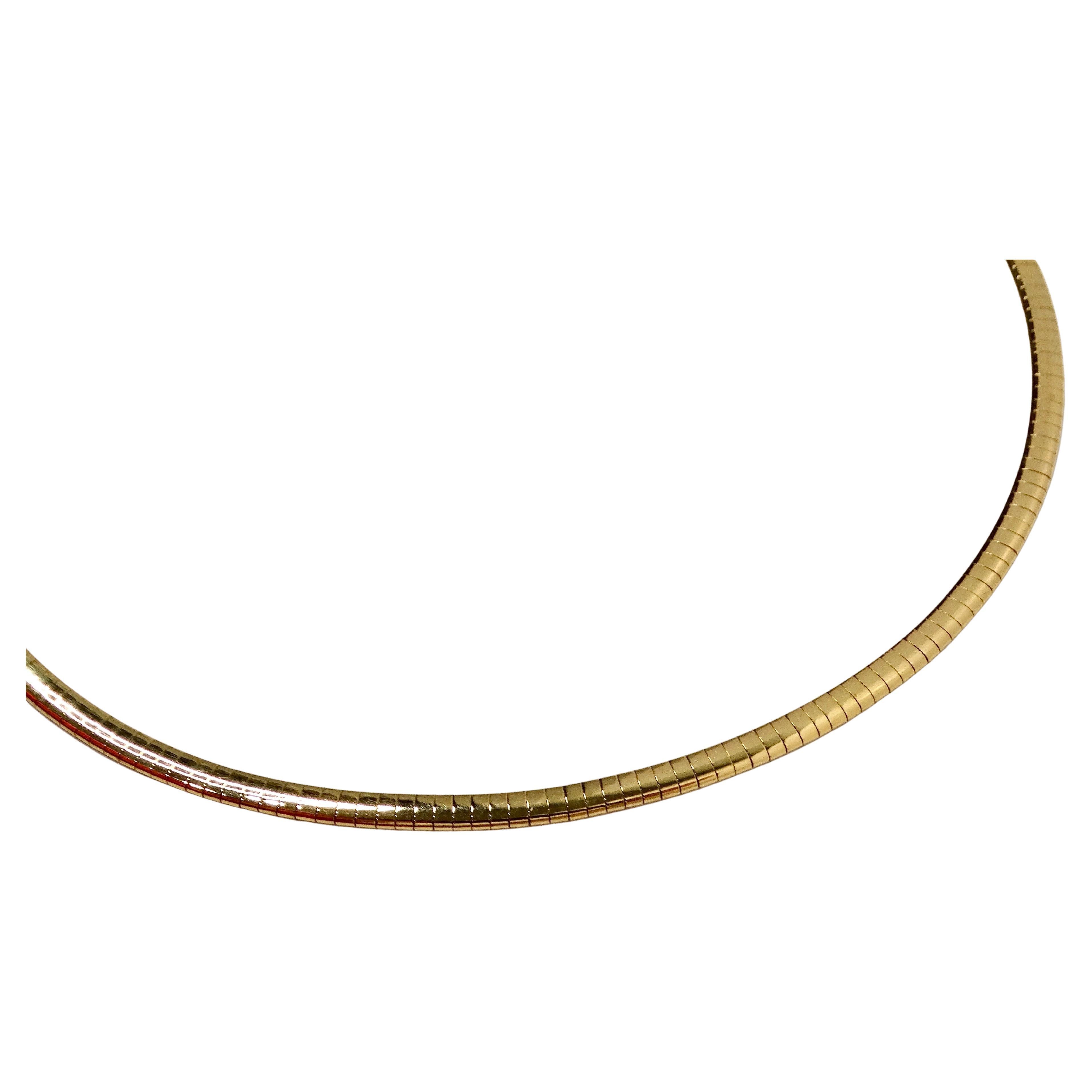 Questa splendida collana Omega in oro italiano 14k degli anni '80 circa emana un'eleganza senza tempo e una raffinata maestria. Realizzata in oro italiano a 14 carati, la collana presenta un classico design a catena Omega, rinomato per la sua durata