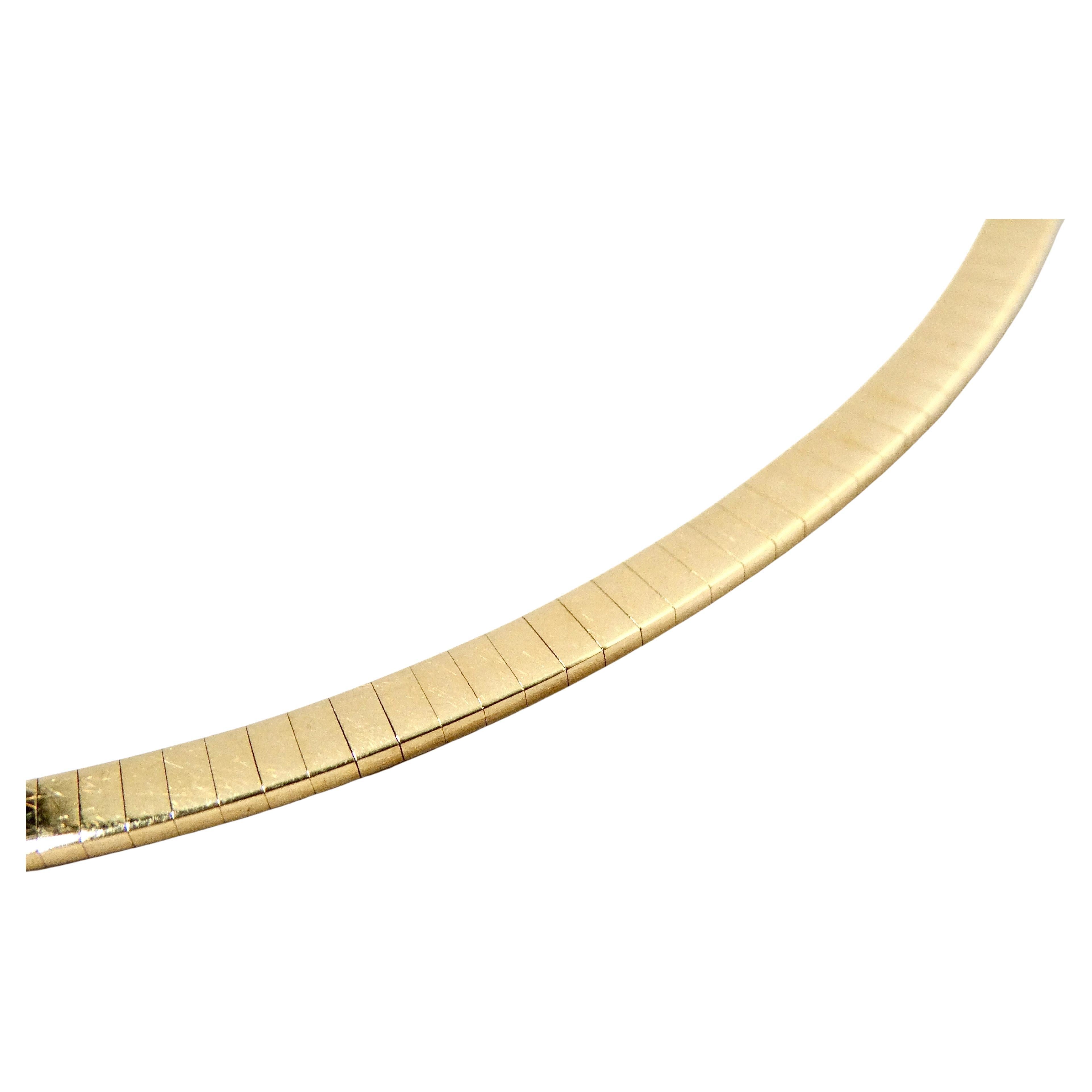 Questa splendida collana Omega in oro italiano 14k degli anni '80 circa emana un'eleganza senza tempo e una versatile raffinatezza. Realizzato in ricco oro italiano a 14 carati, il suo design elegante e classico lo rende una base ideale per mettere