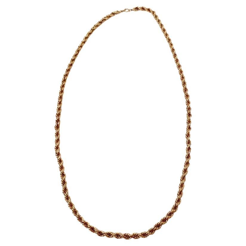 La collana a catena in oro italiano 14k degli anni '80 circa è un pezzo senza tempo che emana un'eleganza classica e un'artigianalità raffinata. Realizzata in oro italiano di alta qualità a 14 carati, questa collana presenta un design a corda