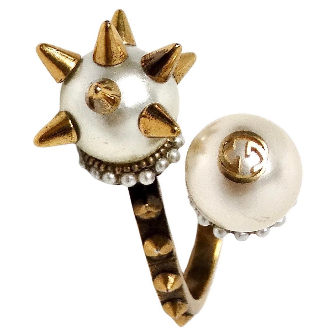 Gucci Kunstperlen GG & Spikes Double Ball Bypass Cocktail-Ring im Angebot