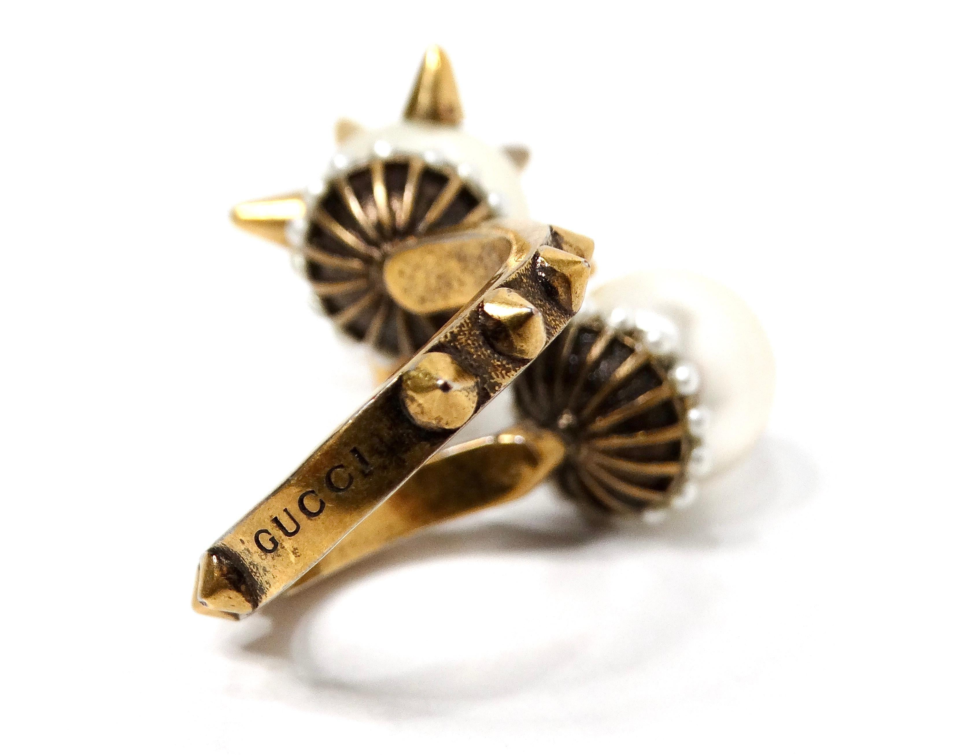 Gucci Kunstperlen GG & Spikes Double Ball Bypass Cocktail-Ring im Angebot 1