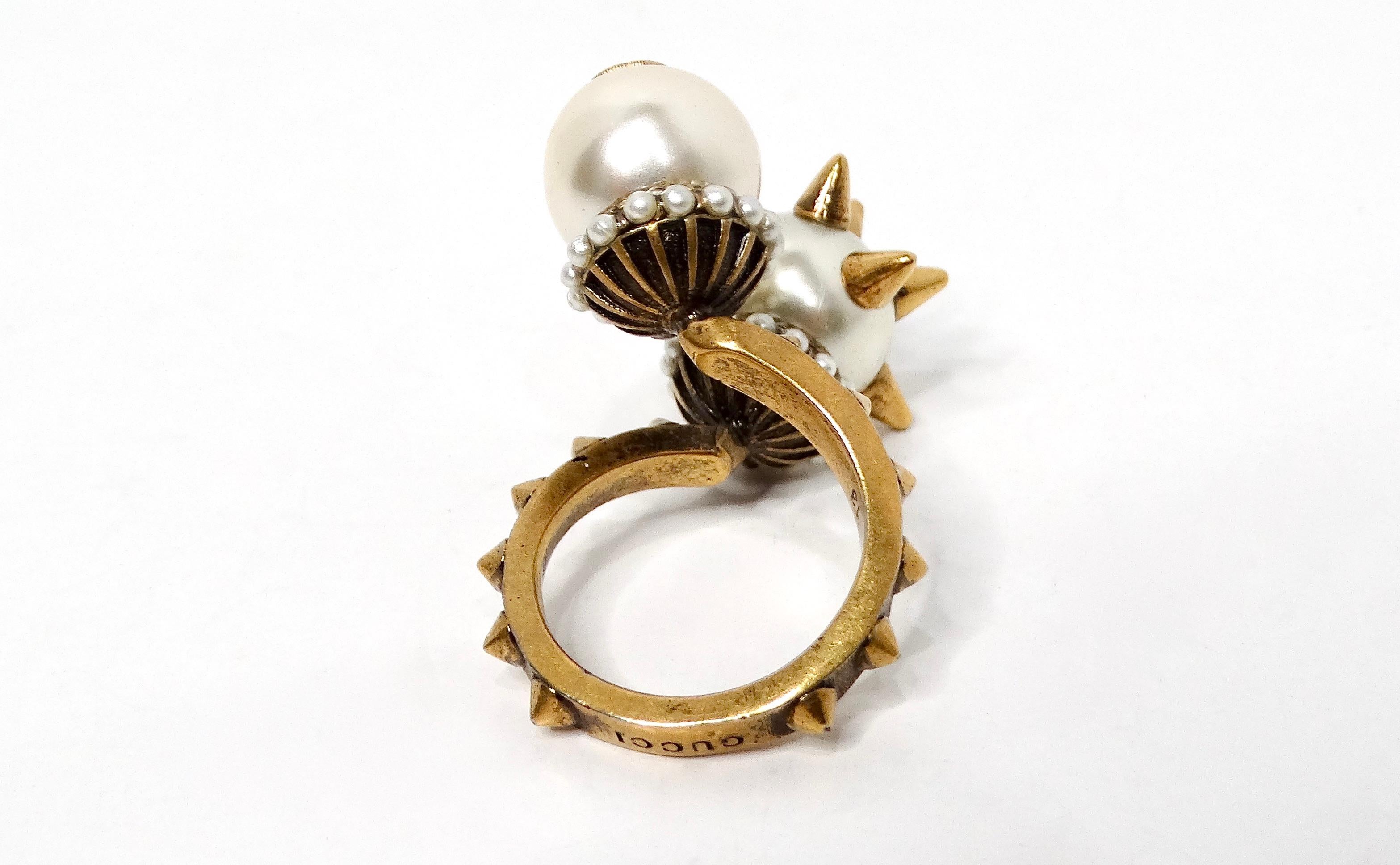 Gucci Kunstperlen GG & Spikes Double Ball Bypass Cocktail-Ring Damen im Angebot