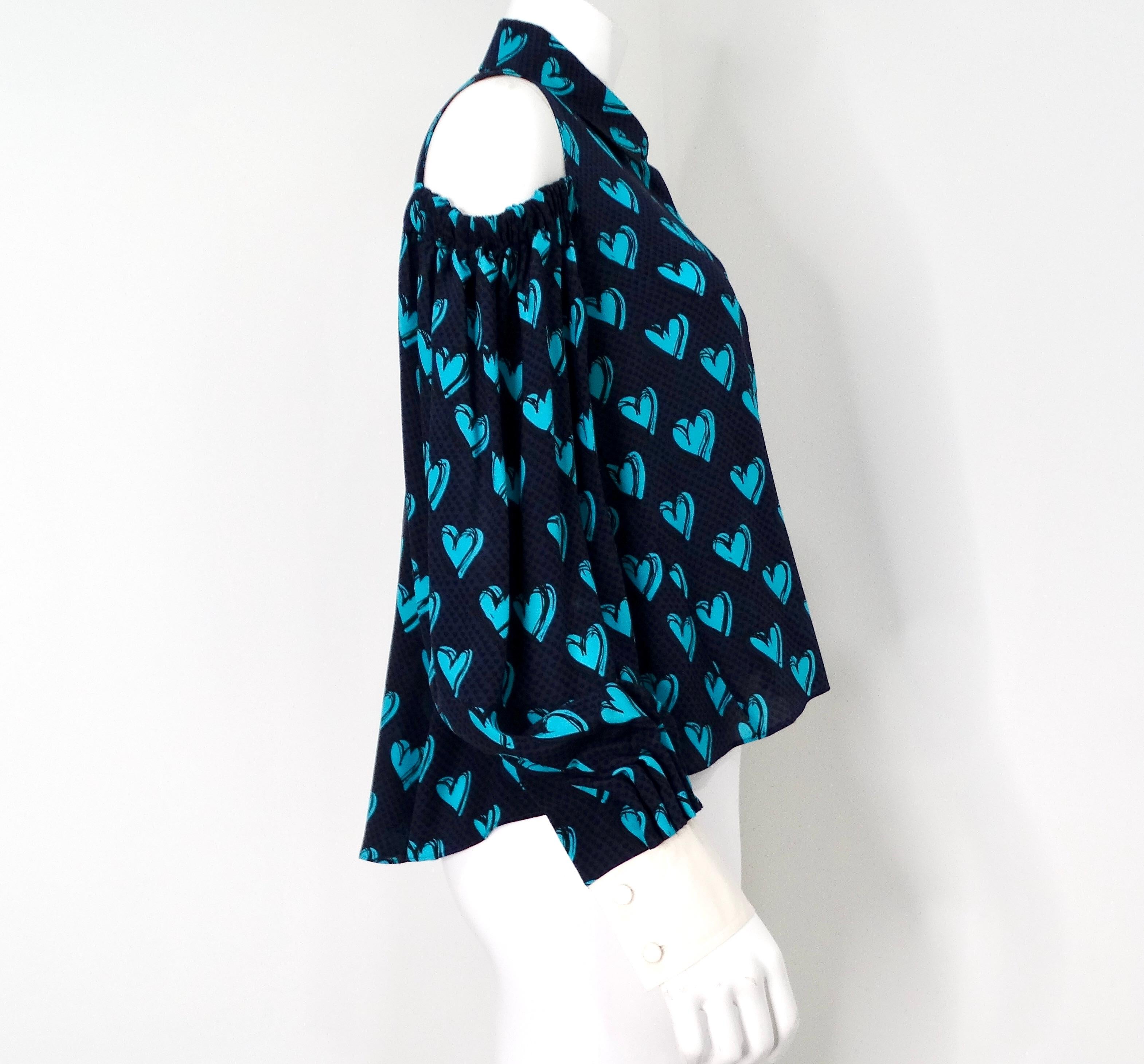 Fendi Blue Heart Print Silk Cold Shoulder Button-Up Long Sleeve Blouse (Chemisier à manches longues boutonné en soie imprimée en forme de cœur) en vente 2