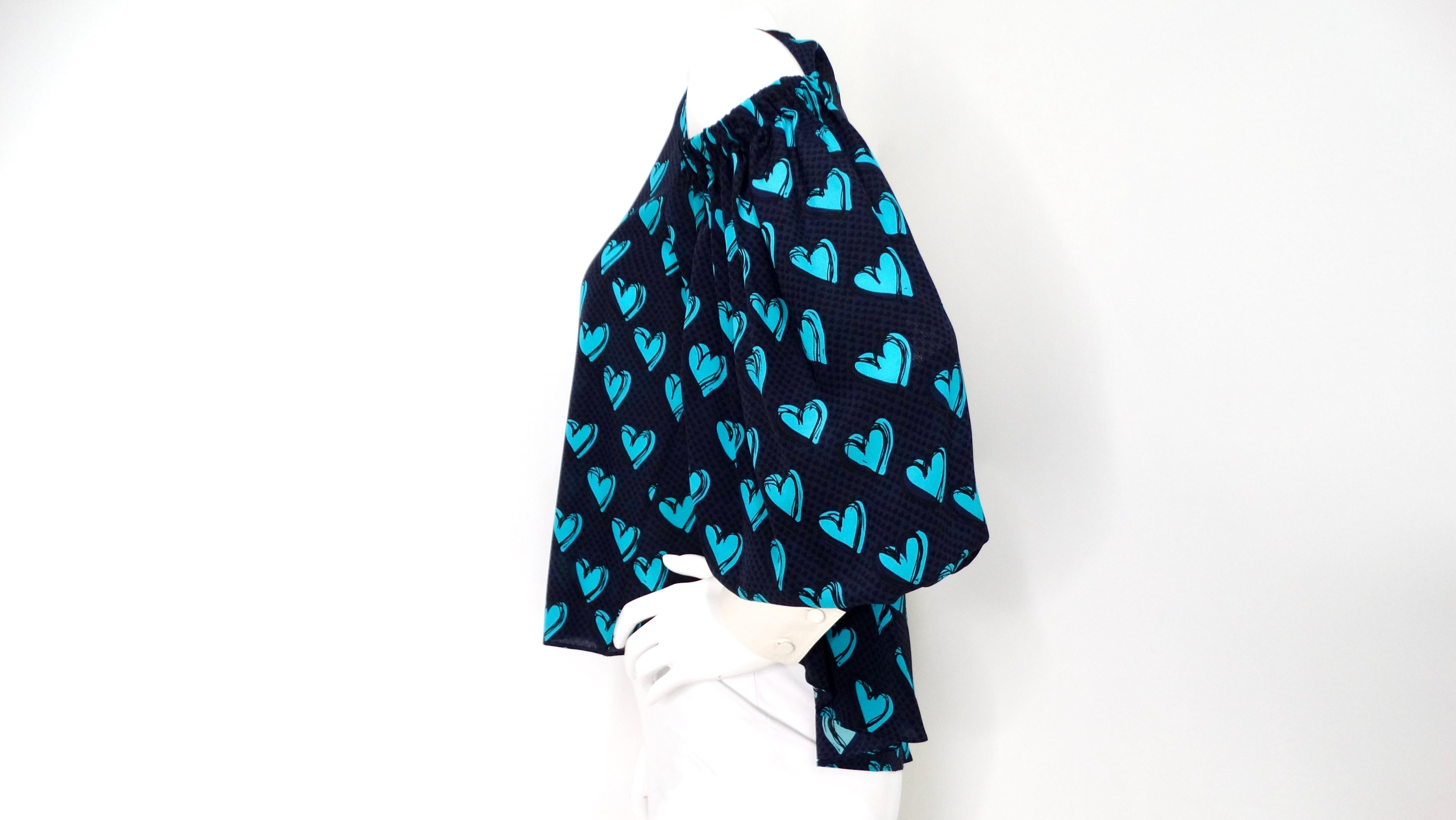 Fendi Blue Heart Print Silk Cold Shoulder Button-Up Long Sleeve Blouse (Chemisier à manches longues boutonné en soie imprimée en forme de cœur) Bon état - En vente à Scottsdale, AZ