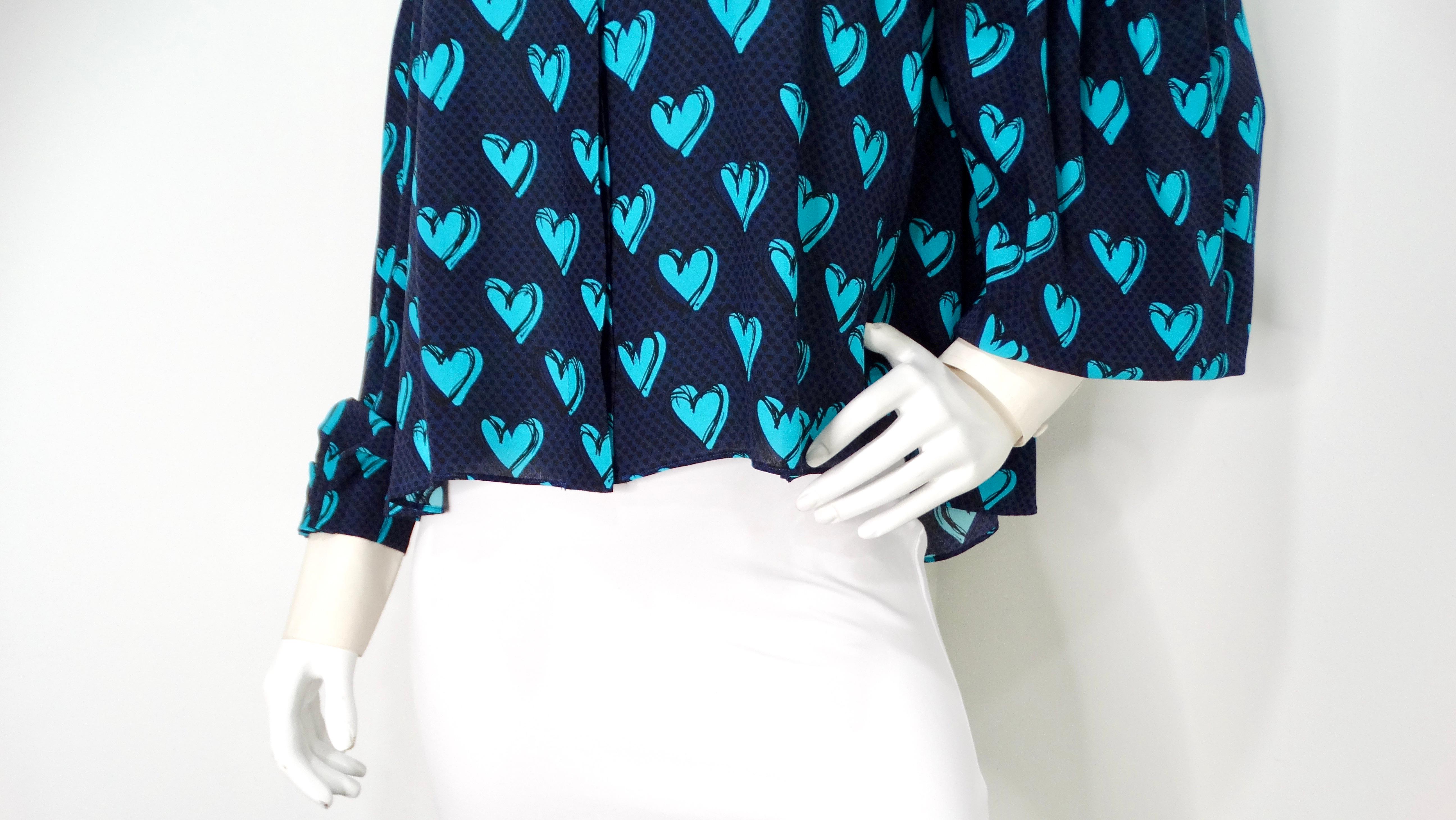 Gris Fendi Blue Heart Print Silk Cold Shoulder Button-Up Long Sleeve Blouse (Chemisier à manches longues boutonné en soie imprimée en forme de cœur) en vente