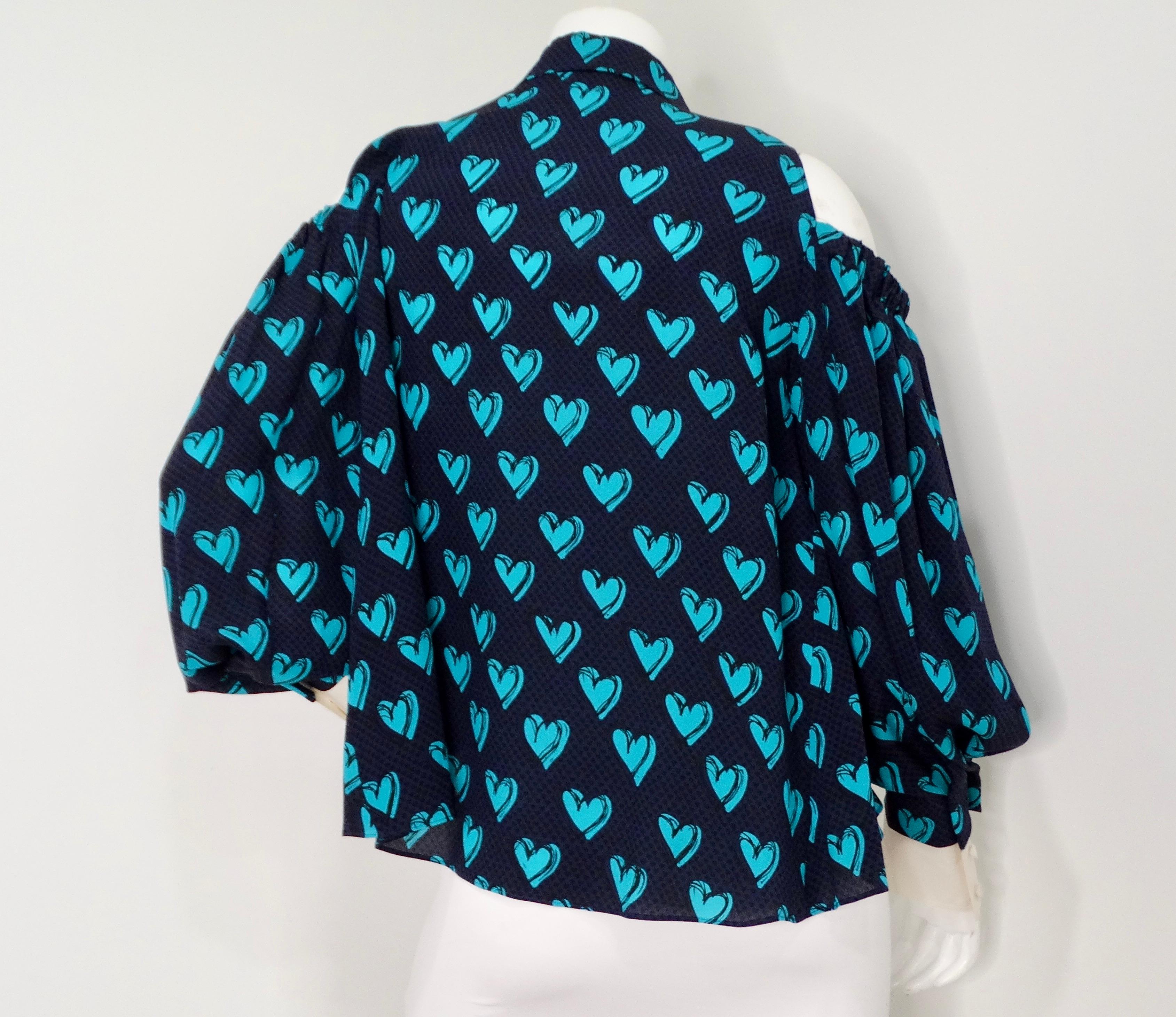 Fendi Blue Heart Print Silk Cold Shoulder Button-Up Long Sleeve Blouse (Chemisier à manches longues boutonné en soie imprimée en forme de cœur) en vente 1