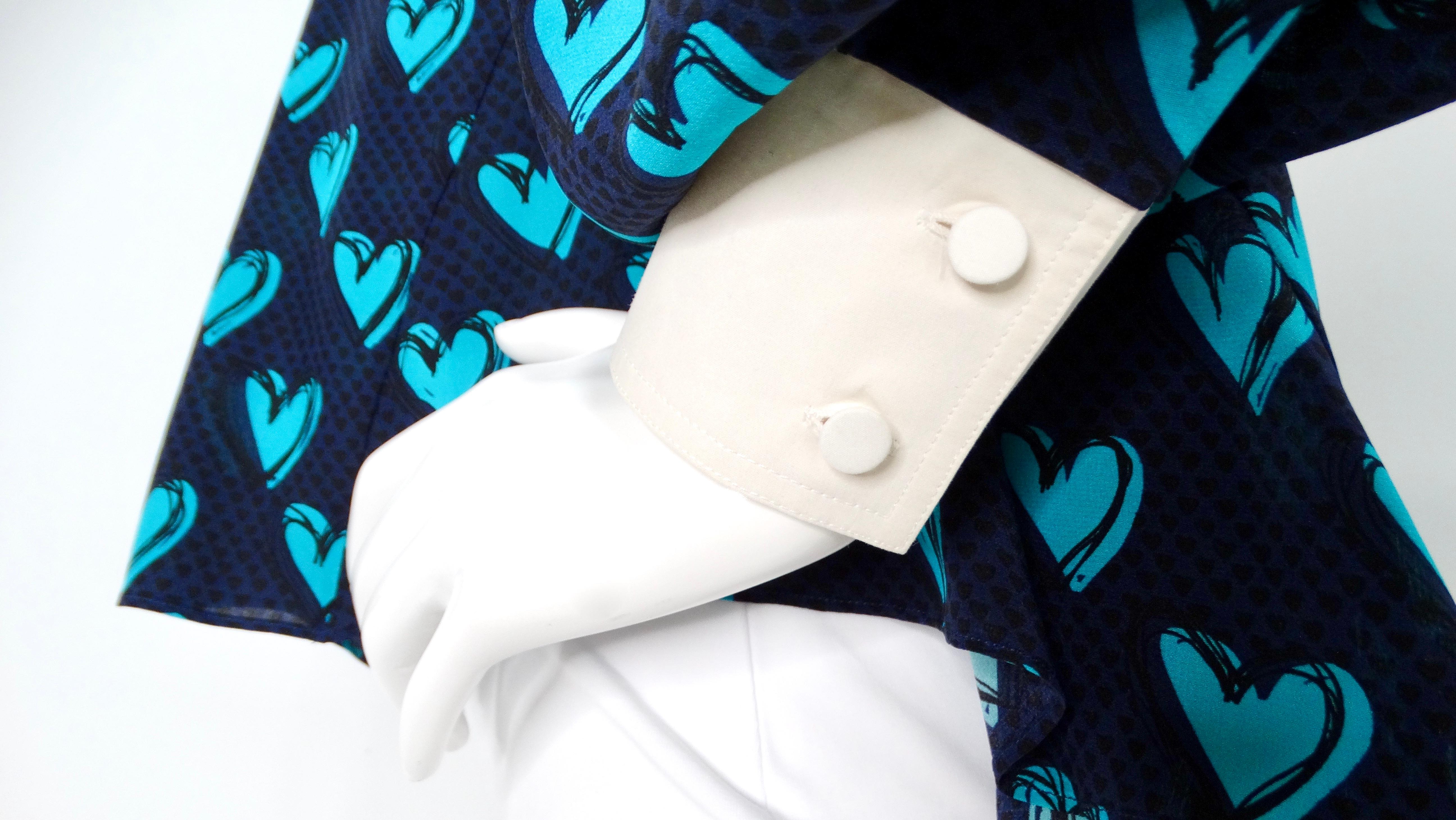 Fendi Blue Heart Print Silk Cold Shoulder Button-Up Long Sleeve Blouse (Chemisier à manches longues boutonné en soie imprimée en forme de cœur) Pour femmes en vente