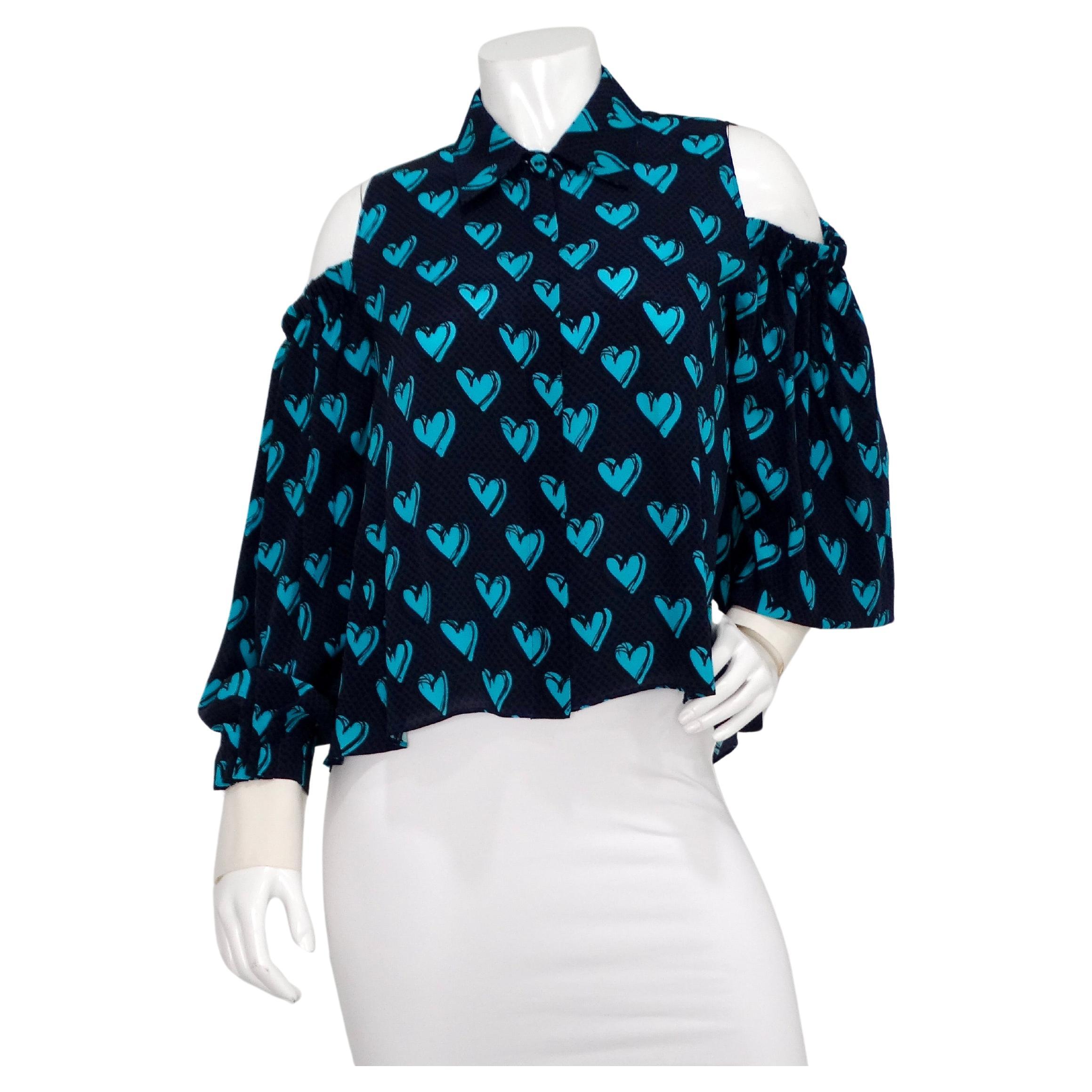 Fendi Blue Heart Print Silk Cold Shoulder Button-Up Long Sleeve Blouse (Chemisier à manches longues boutonné en soie imprimée en forme de cœur) en vente