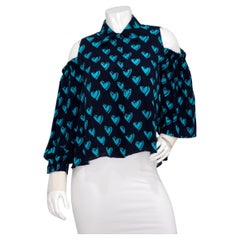 Blusa de manga larga con botones y hombros fríos de seda con estampado de corazones azul de Fendi