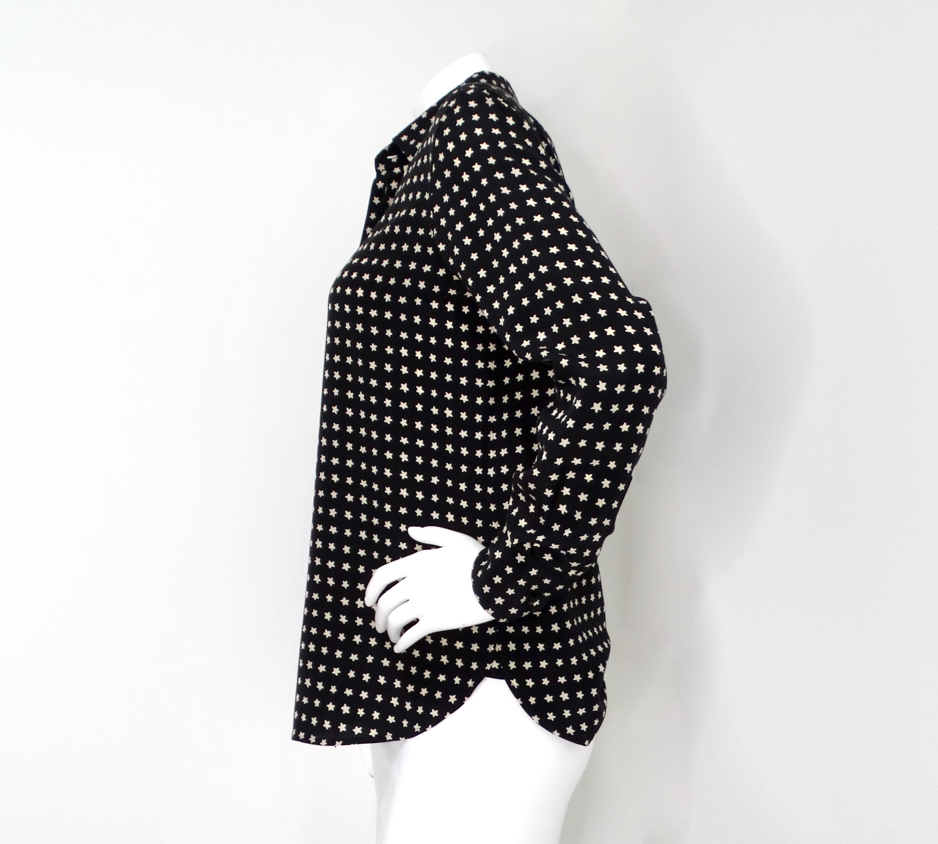 Saint Laurent - Chemisier boutonné à manches longues en soie imprimée d'étoiles noires et blanches Bon état - En vente à Scottsdale, AZ