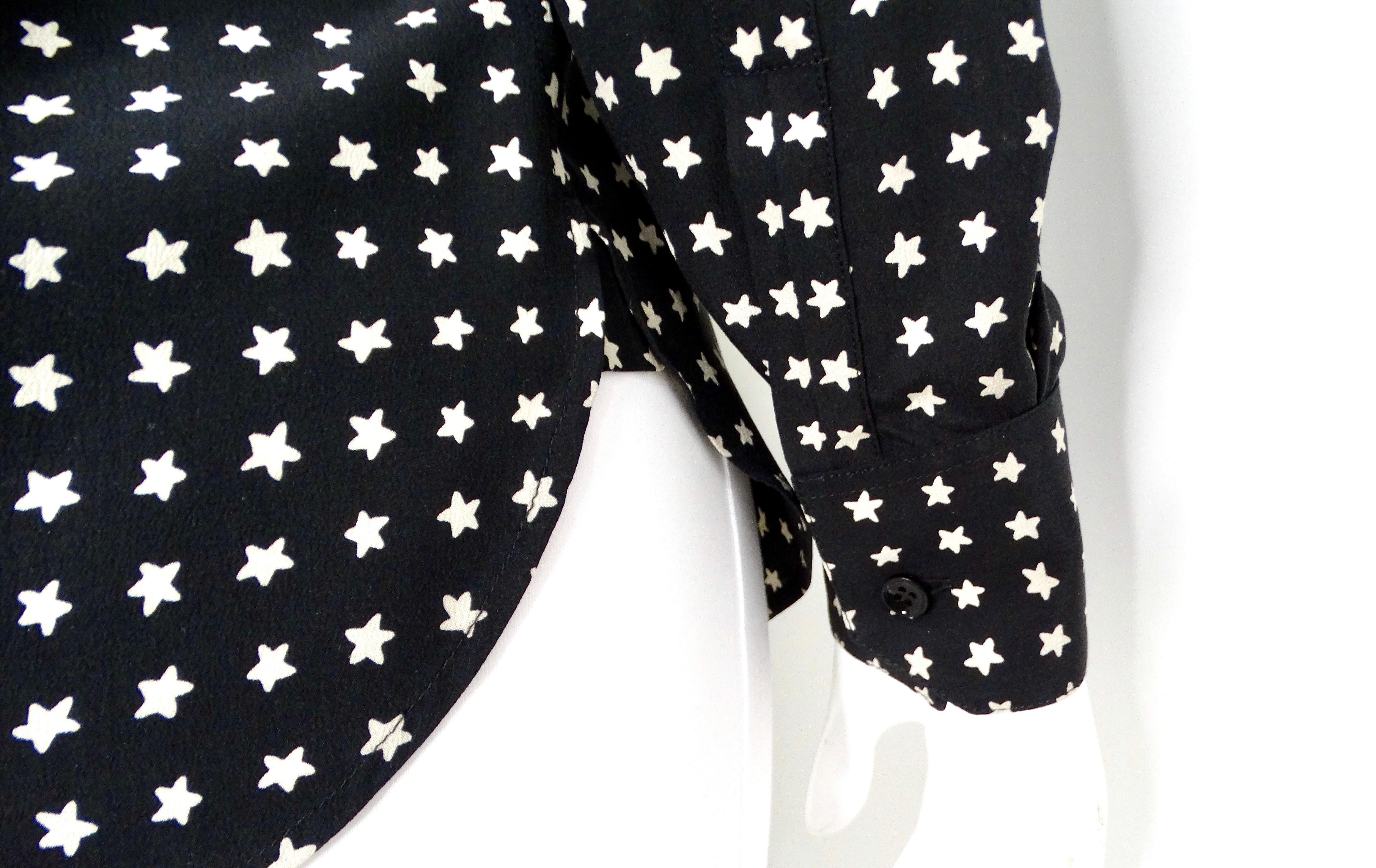 Saint Laurent - Chemisier boutonné à manches longues en soie imprimée d'étoiles noires et blanches en vente 2