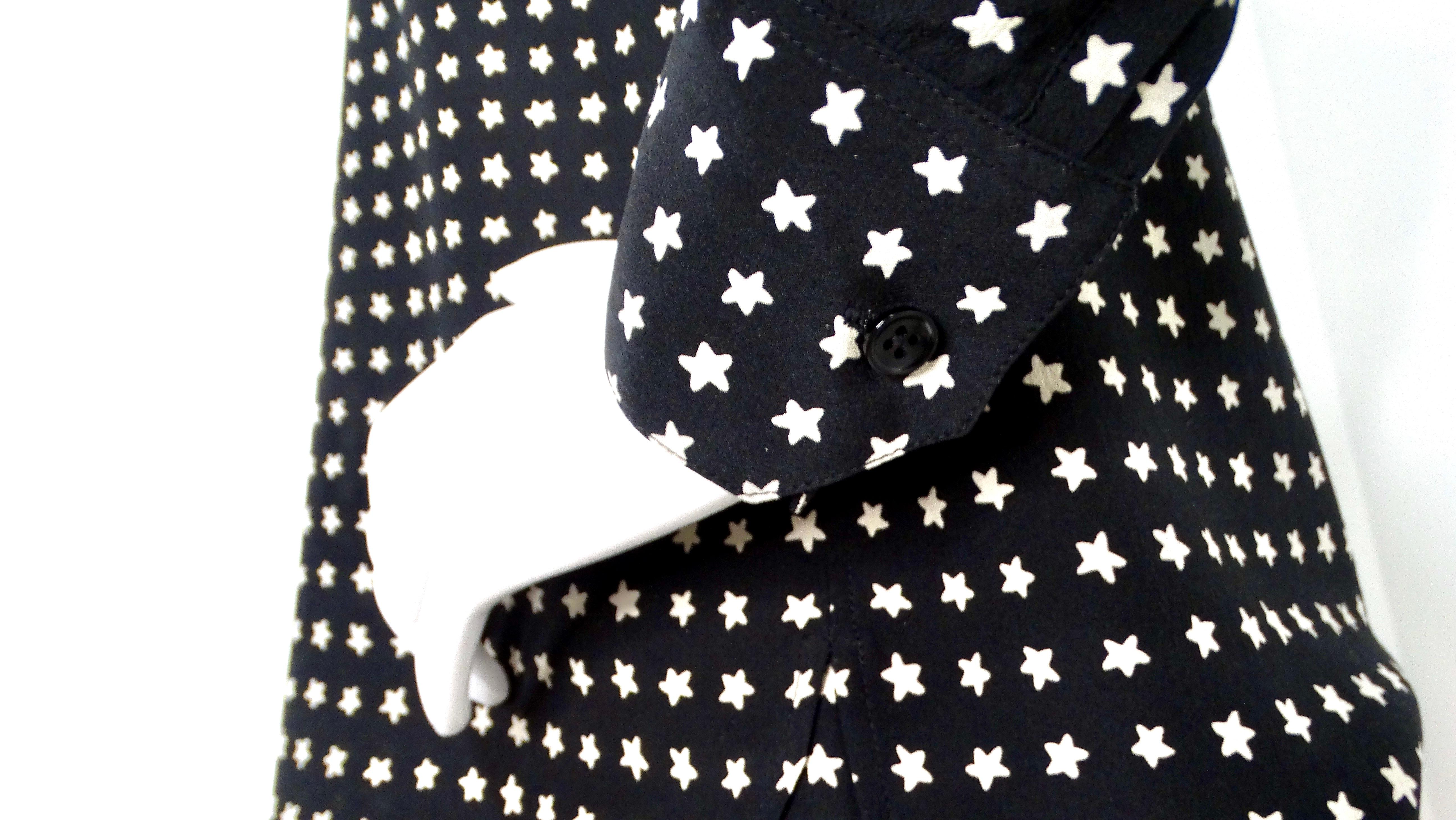 Saint Laurent - Chemisier boutonné à manches longues en soie imprimée d'étoiles noires et blanches Pour femmes en vente