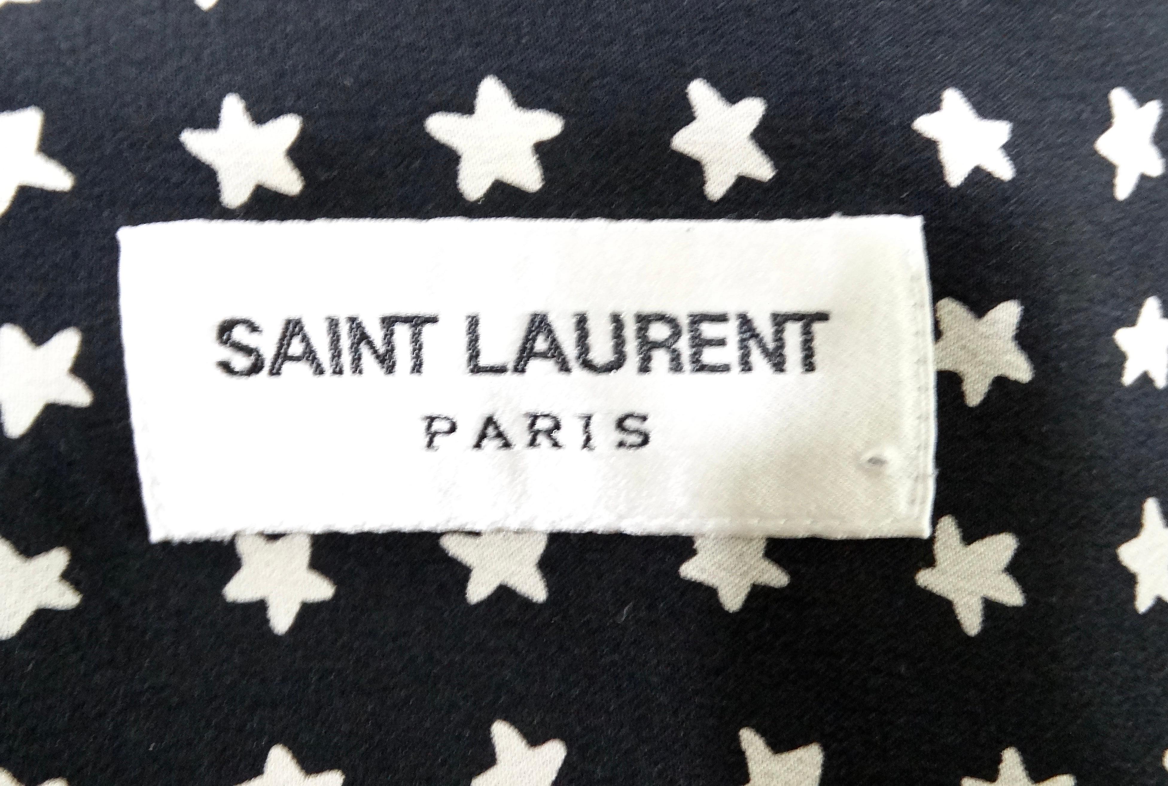 Saint Laurent - Chemisier boutonné à manches longues en soie imprimée d'étoiles noires et blanches en vente 4