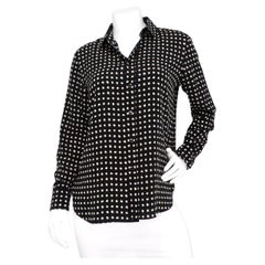 Saint Laurent - Chemisier boutonné à manches longues en soie imprimée d'étoiles noires et blanches