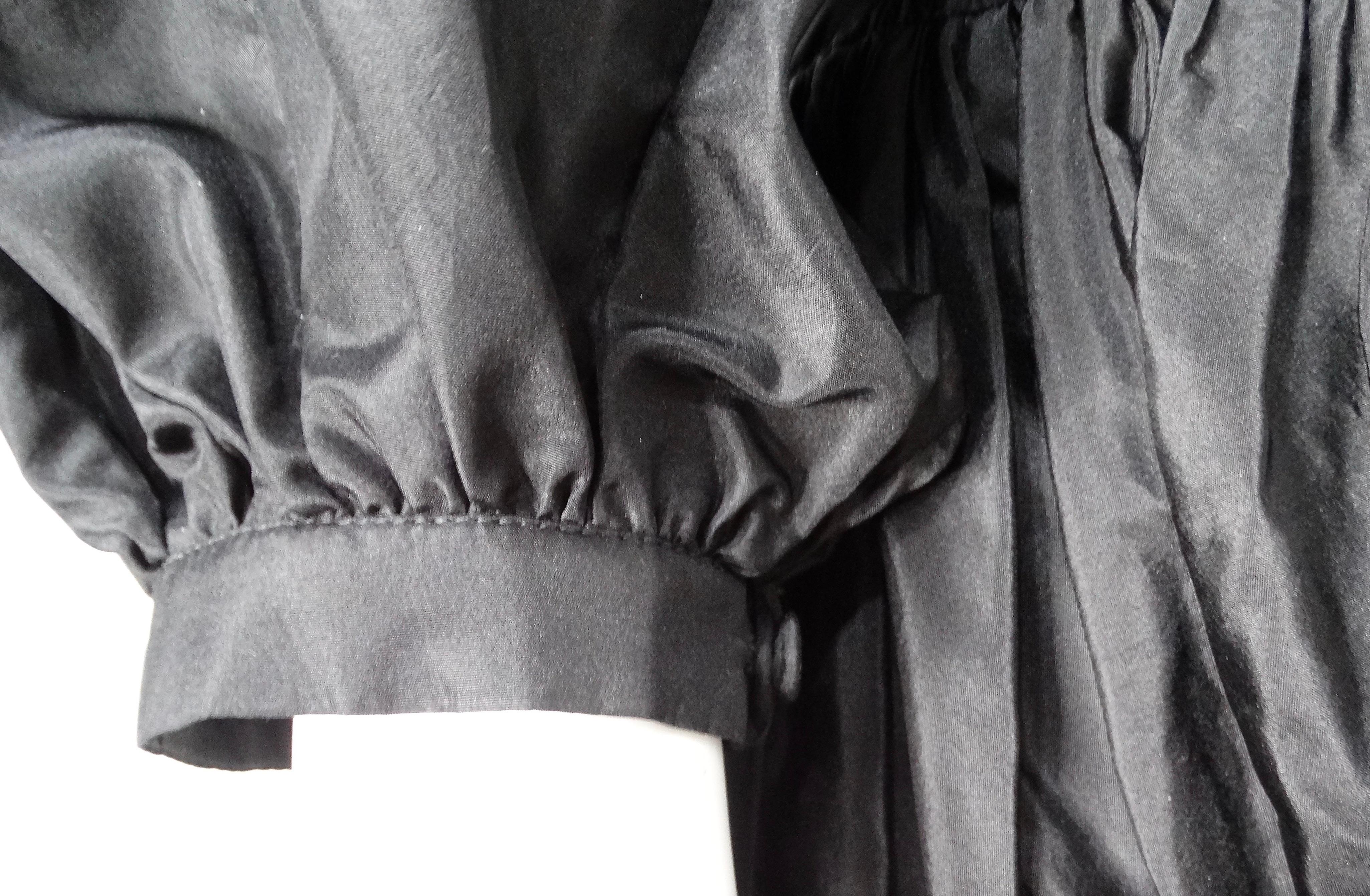 Valentino Abito camicia a maniche lunghe in taffettà di seta nero con bottoni in vendita 4