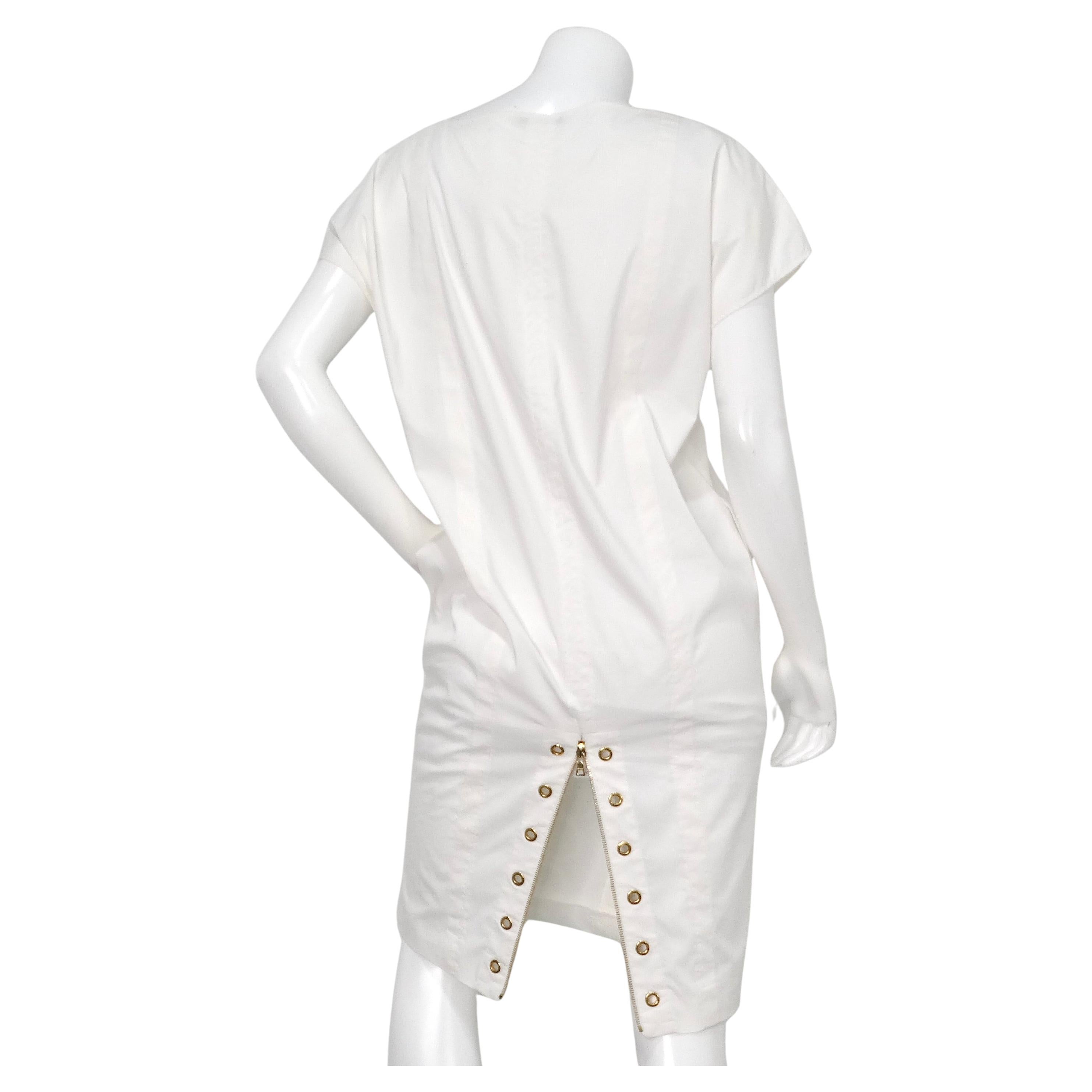 L'Eleg White & Gold-Tone Eyelet Zip-Back Shift Dress di Prada è un pezzo sorprendente che fonde perfettamente l'eleganza moderna con quella sofisticata. Questo abito presenta una silhouette elegante e minimalista, accentuata da vistosi occhielli