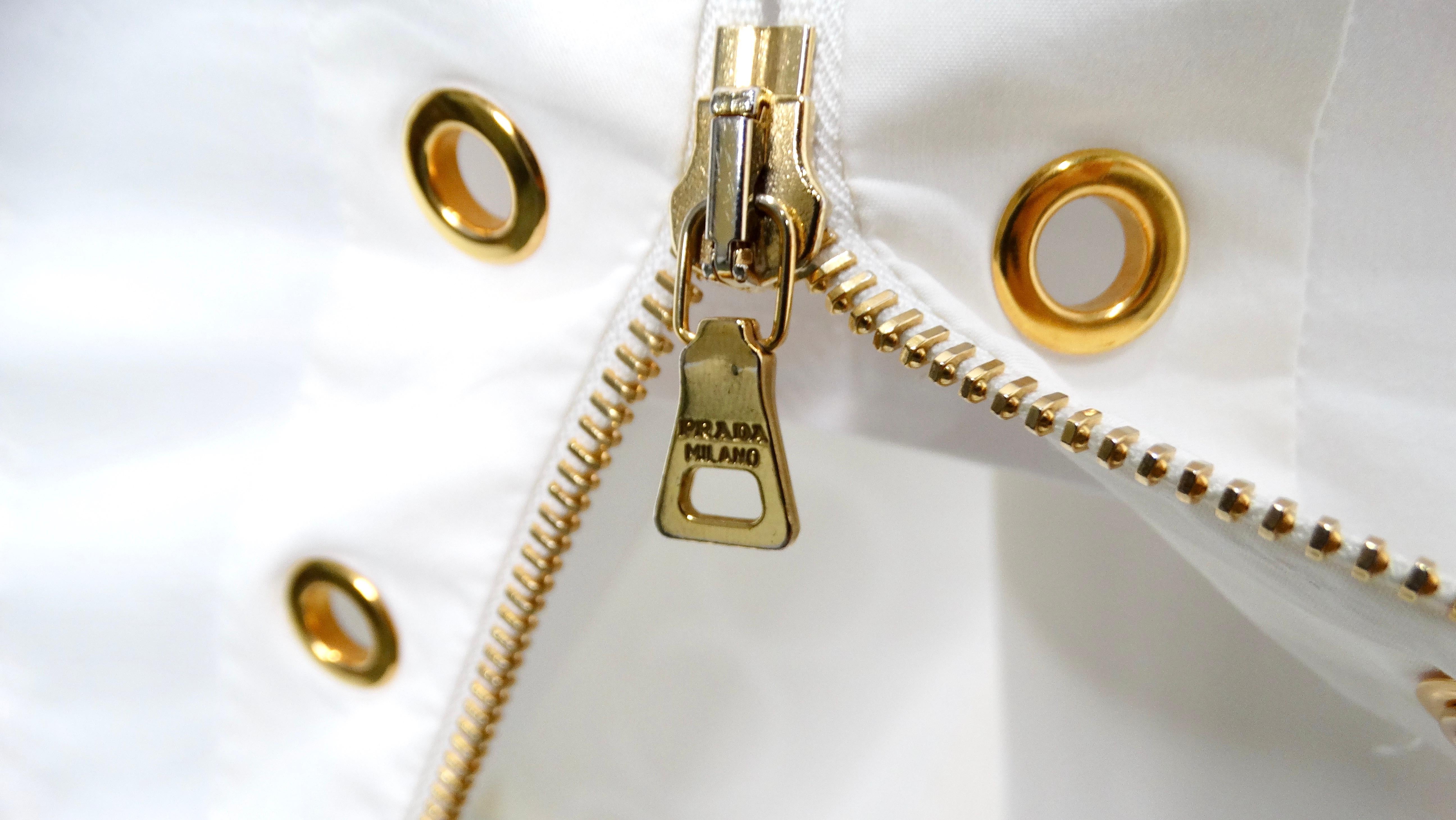 Abito Shift con zip e occhielli di Prada in bianco e oro in vendita 2