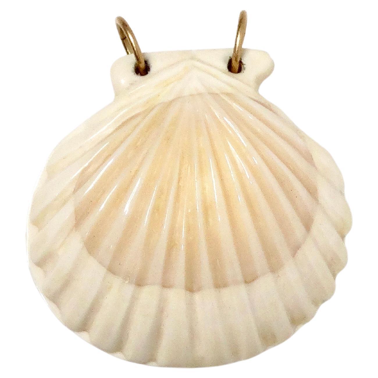 Ciondolo per collana con conchiglia smerlata in oro 14k, circa anni '70 in vendita