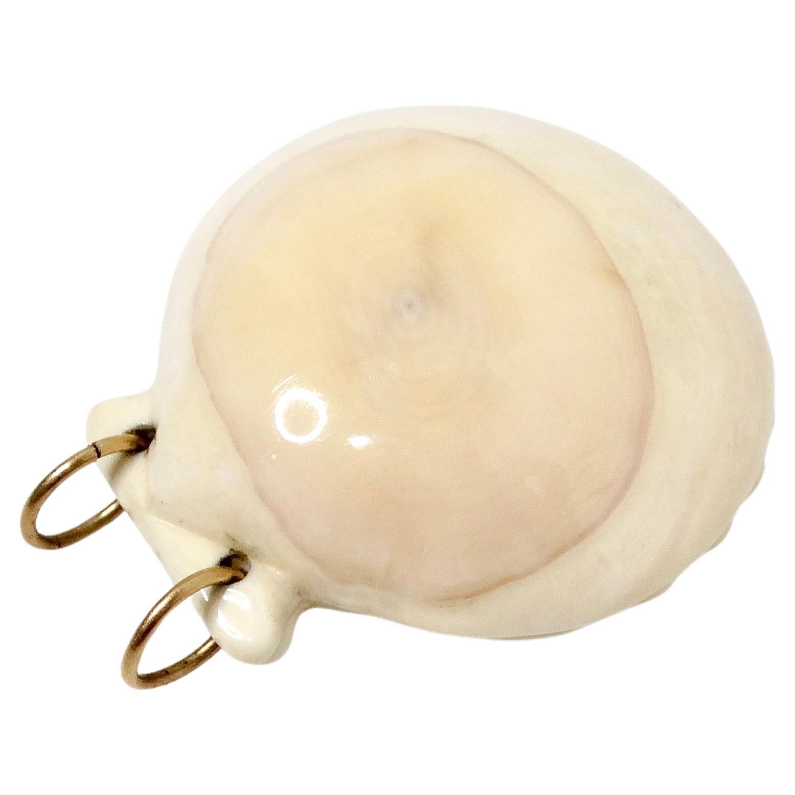 Ciondolo per collana con conchiglia smerlata in oro 14k, circa anni '70 in vendita 1