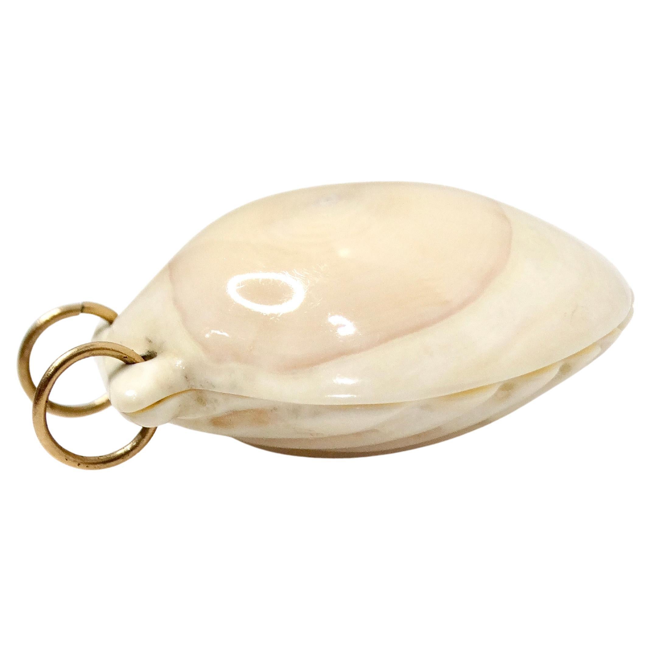 Ciondolo per collana con conchiglia smerlata in oro 14k, circa anni '70 in vendita 2