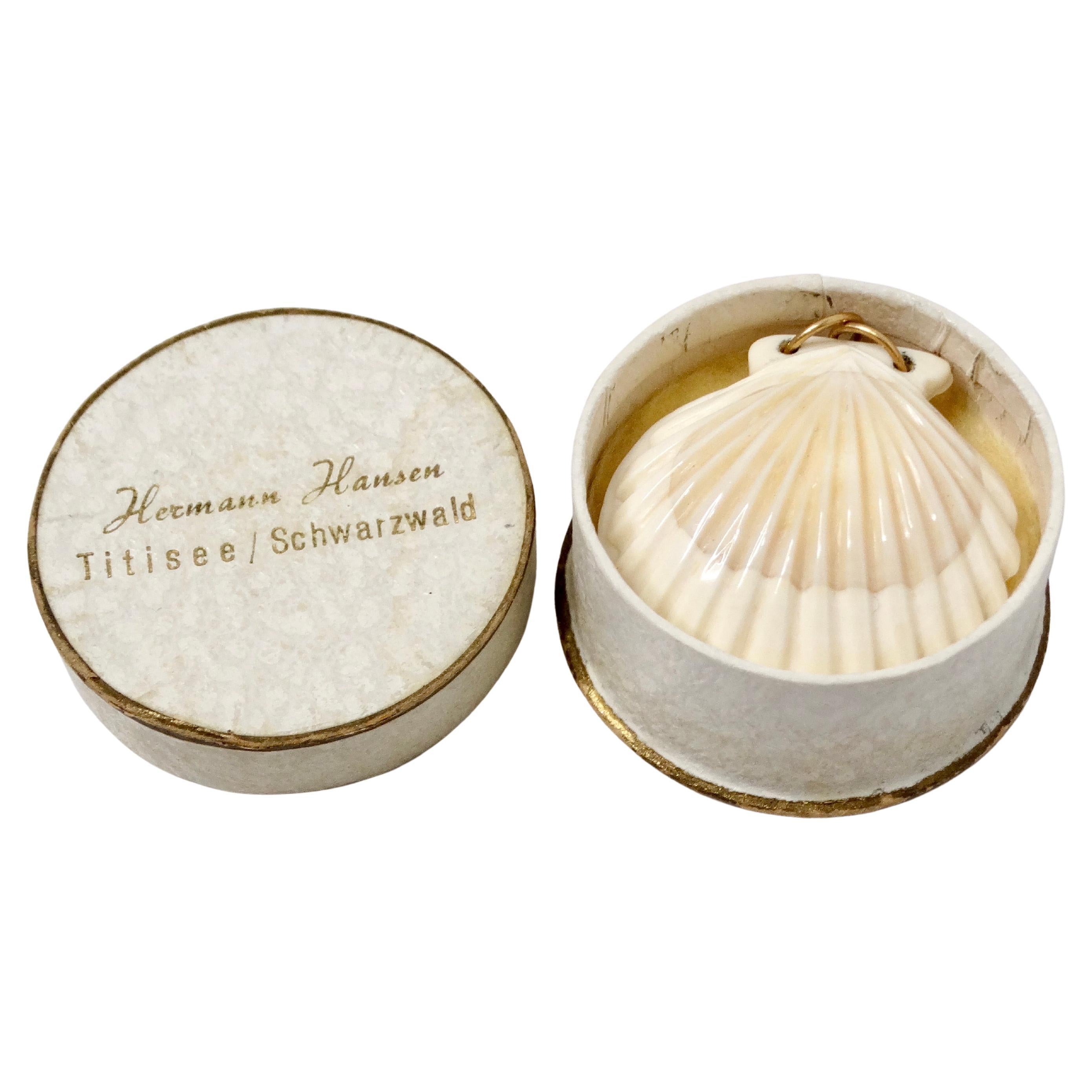 Ciondolo per collana con conchiglia smerlata in oro 14k, circa anni '70 in vendita 3