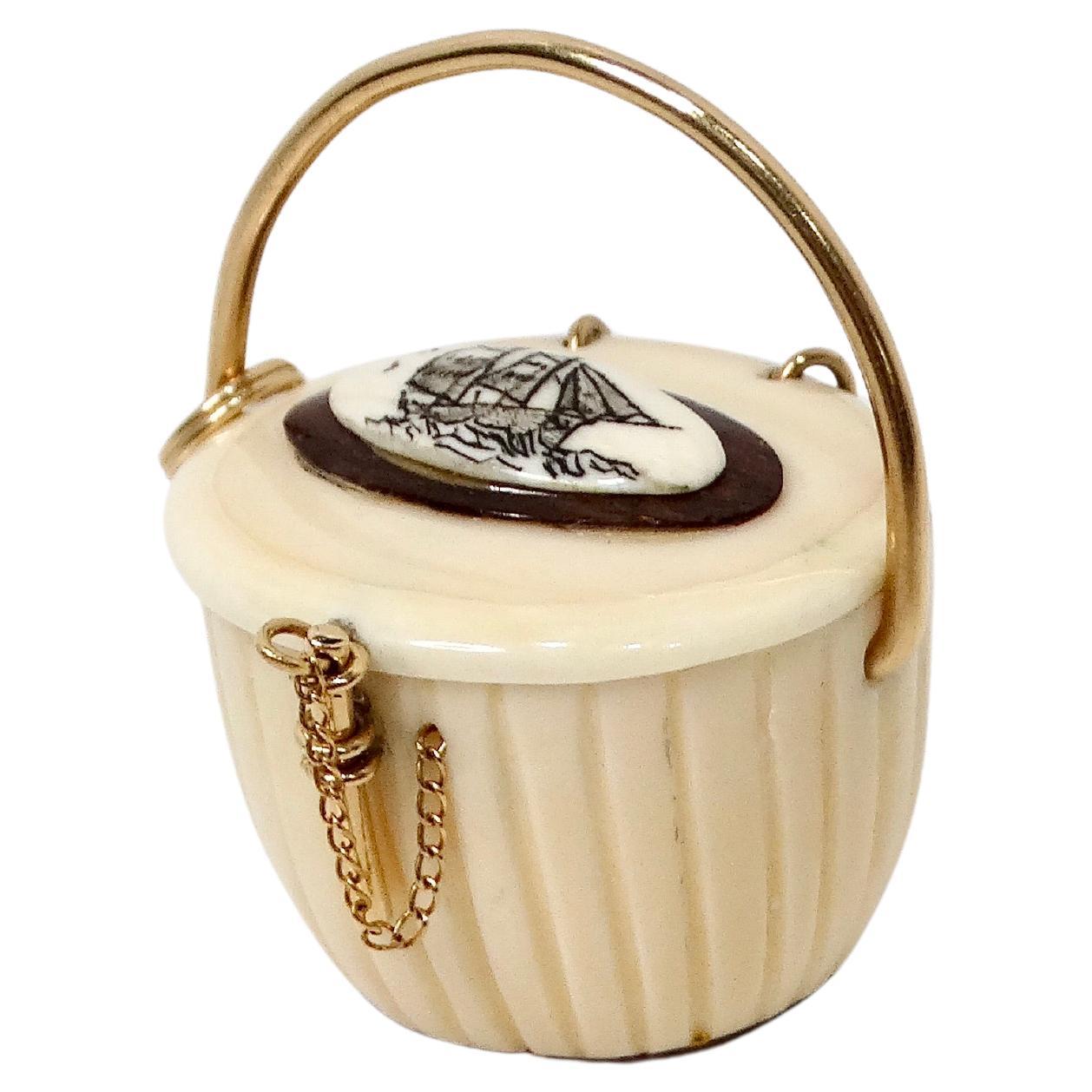 Questo squisito ciondolo in oro 14k con conchiglia di Nantucket intagliata a mano, risalente agli anni '70, è un notevole pezzo d'arte da indossare, che mostra un'intricata lavorazione artigianale e un design senza tempo. Realizzato in vero oro 14k,