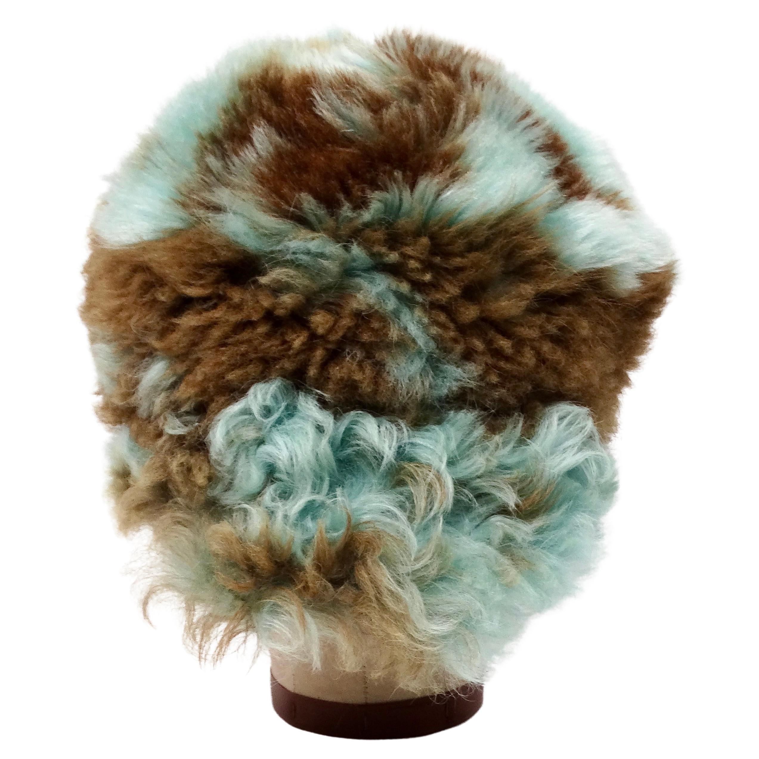 Il cappellino da baseball in pelliccia di pecora tinta marrone e verde acqua di Prada è un pezzo di grande effetto e lusso che combina senza sforzo l'alta moda con un design audace e tattile. Realizzato in morbida pelliccia di pecora tinta, questo