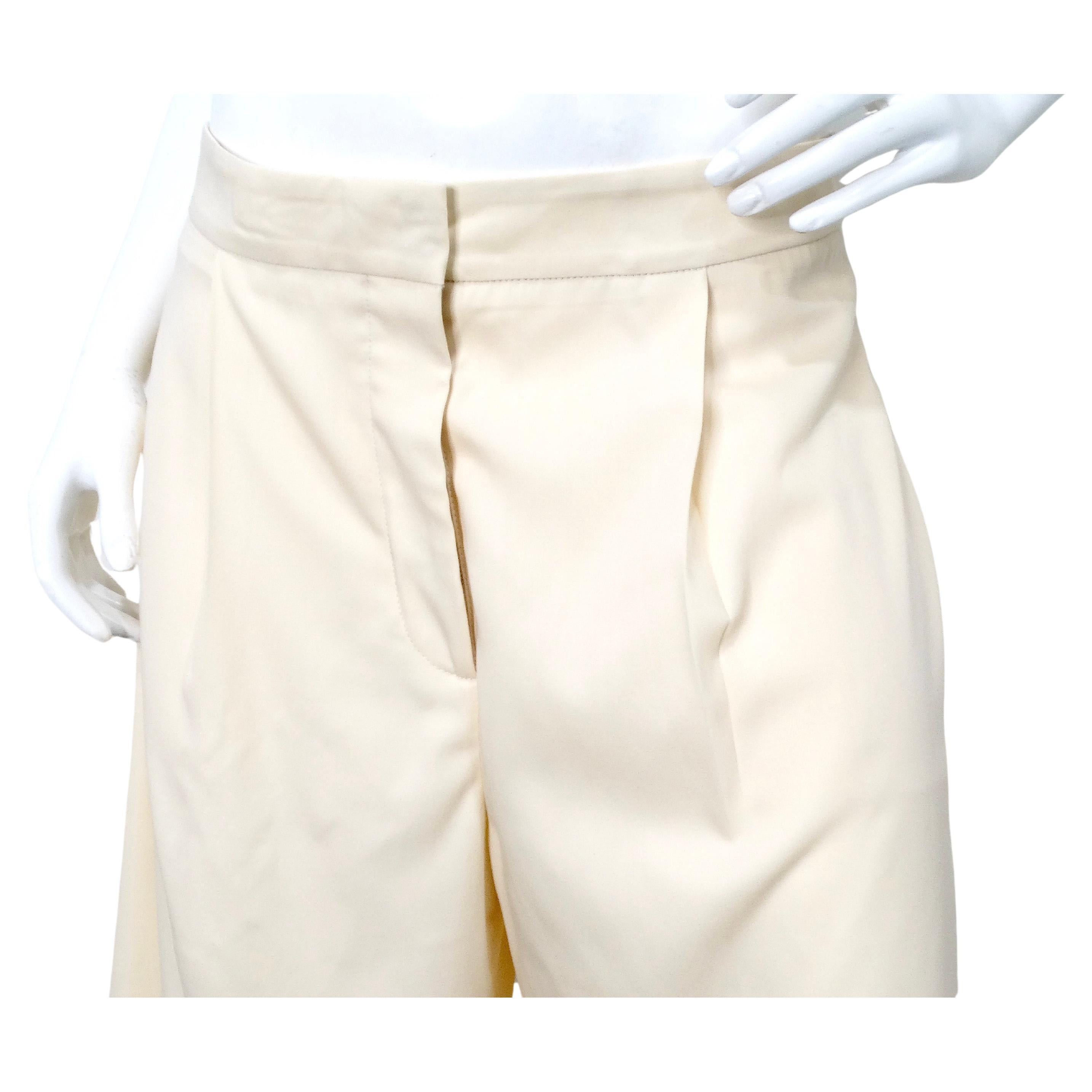 Le pantalon court à jambe large en crème de Stella McCartney est un complément sophistiqué et polyvalent à toute garde-robe moderne. Confectionné dans un luxueux mélange de soie et de laine, ce pantalon offre un équilibre parfait entre confort,