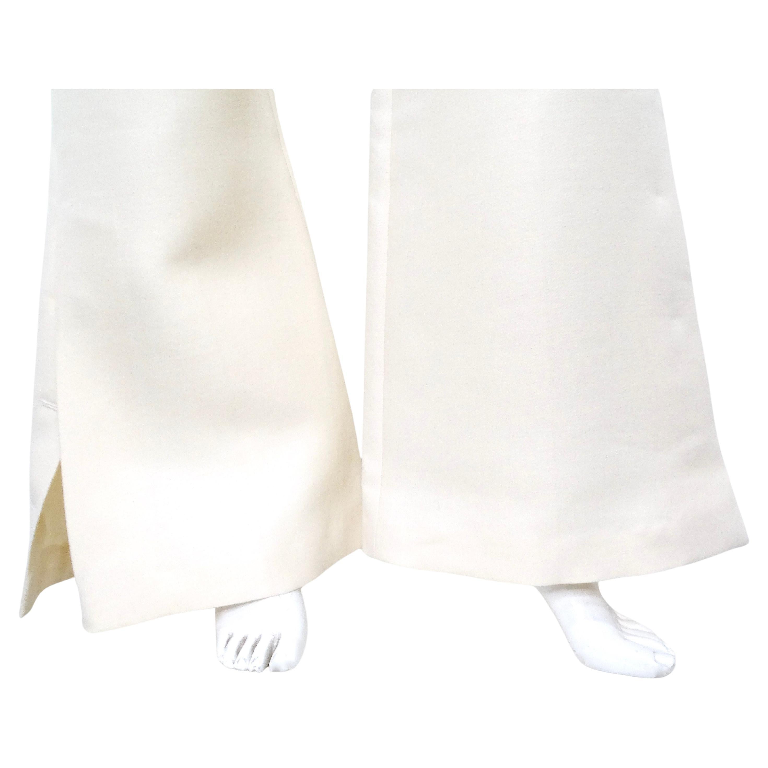 Le pantalon évasé à jambe large et à taille haute de Celine dégage une élégance sophistiquée grâce à son design intemporel et à ses détails modernes. Fabrice en tissu de haute qualité, ce pantalon présente une teinte crème chic qui s'associe