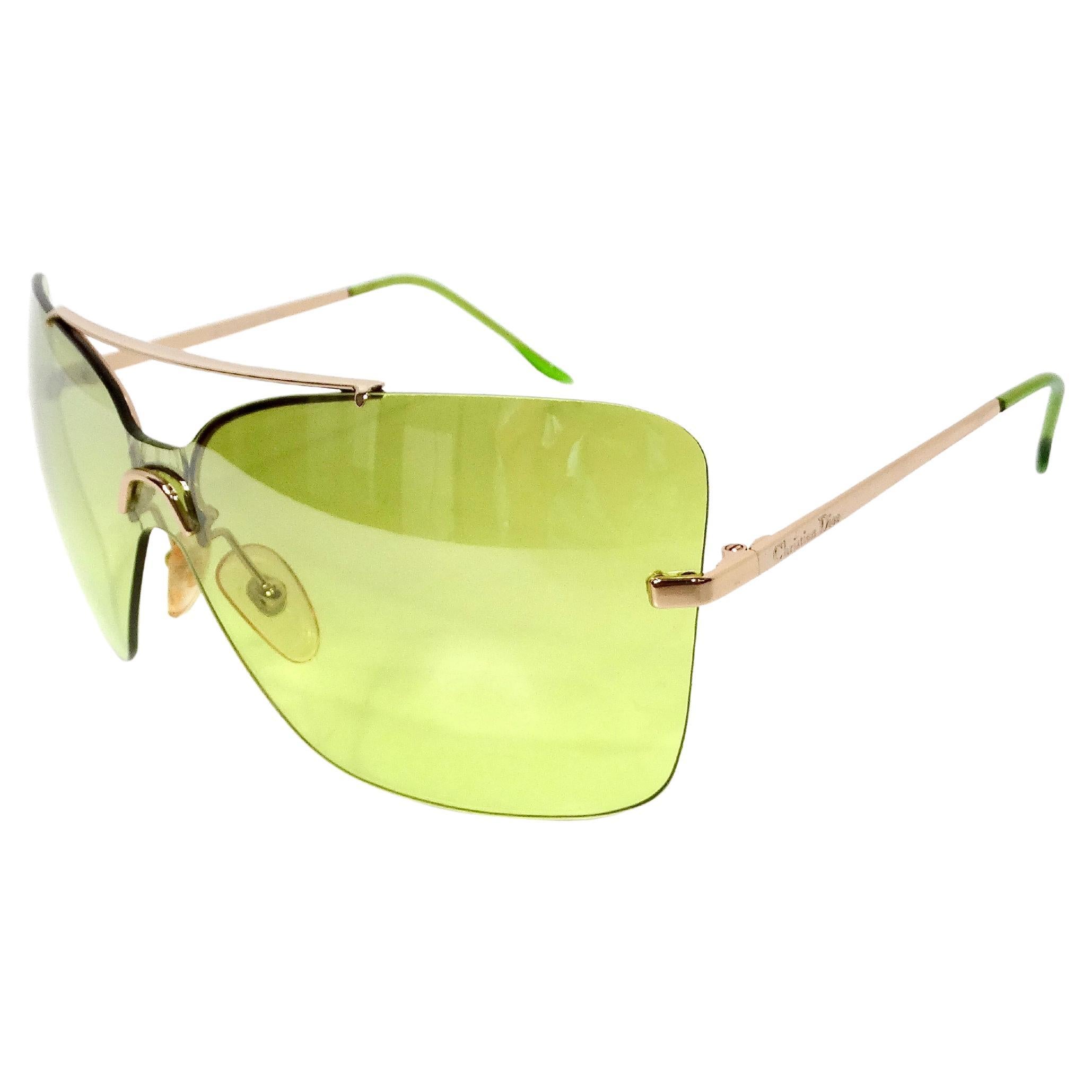 Gli occhiali da sole Dior Fluorescent Green Oversized Frameless Aviator sono un pezzo audace e contemporaneo, perfetto per aggiungere un tocco di lusso e di tendenza a qualsiasi outfit. Realizzati con un design oversize e senza montatura, questi