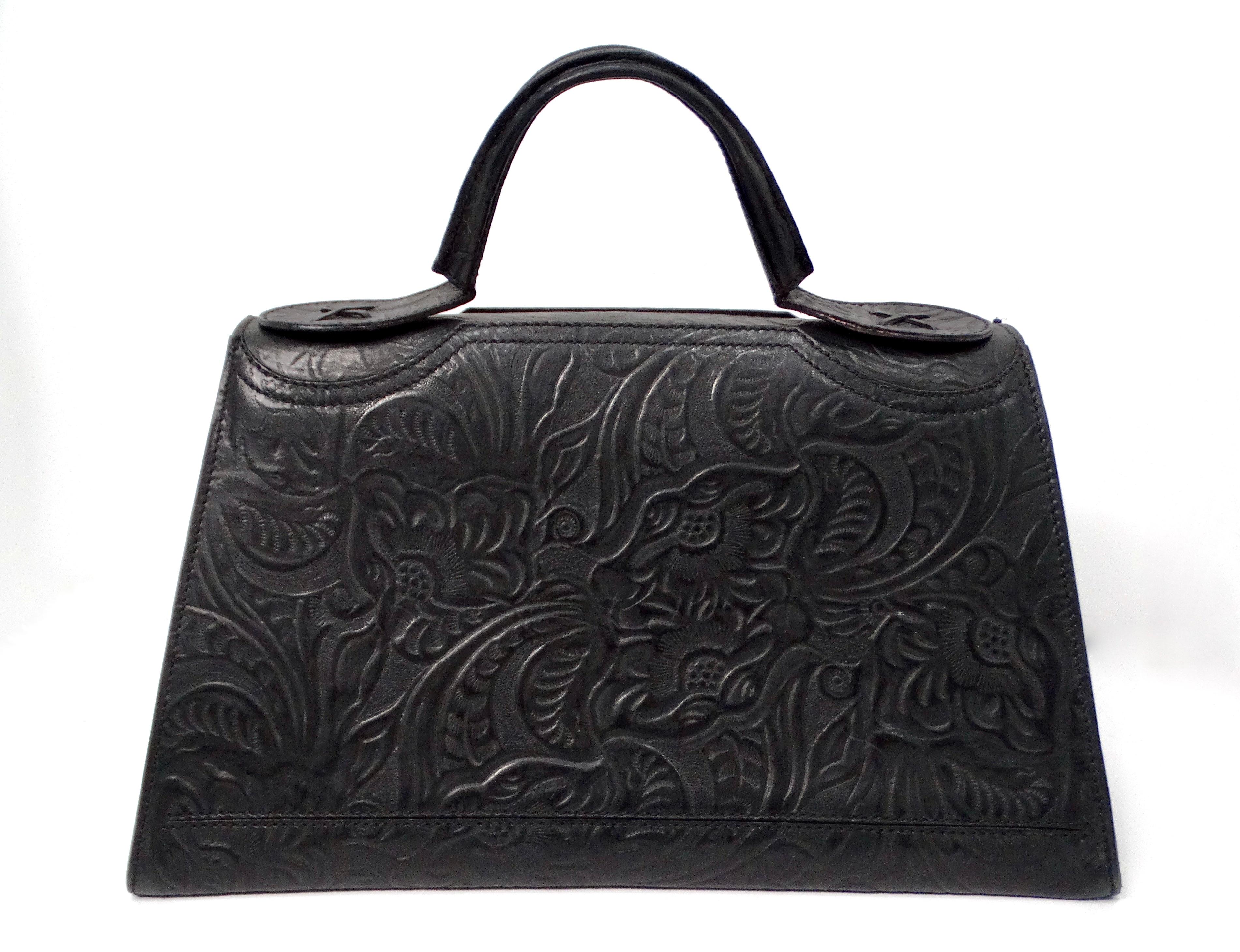 De las mujeres Bolso con solapa de piel negra con estampado floral de Fendi circa años 70 en venta