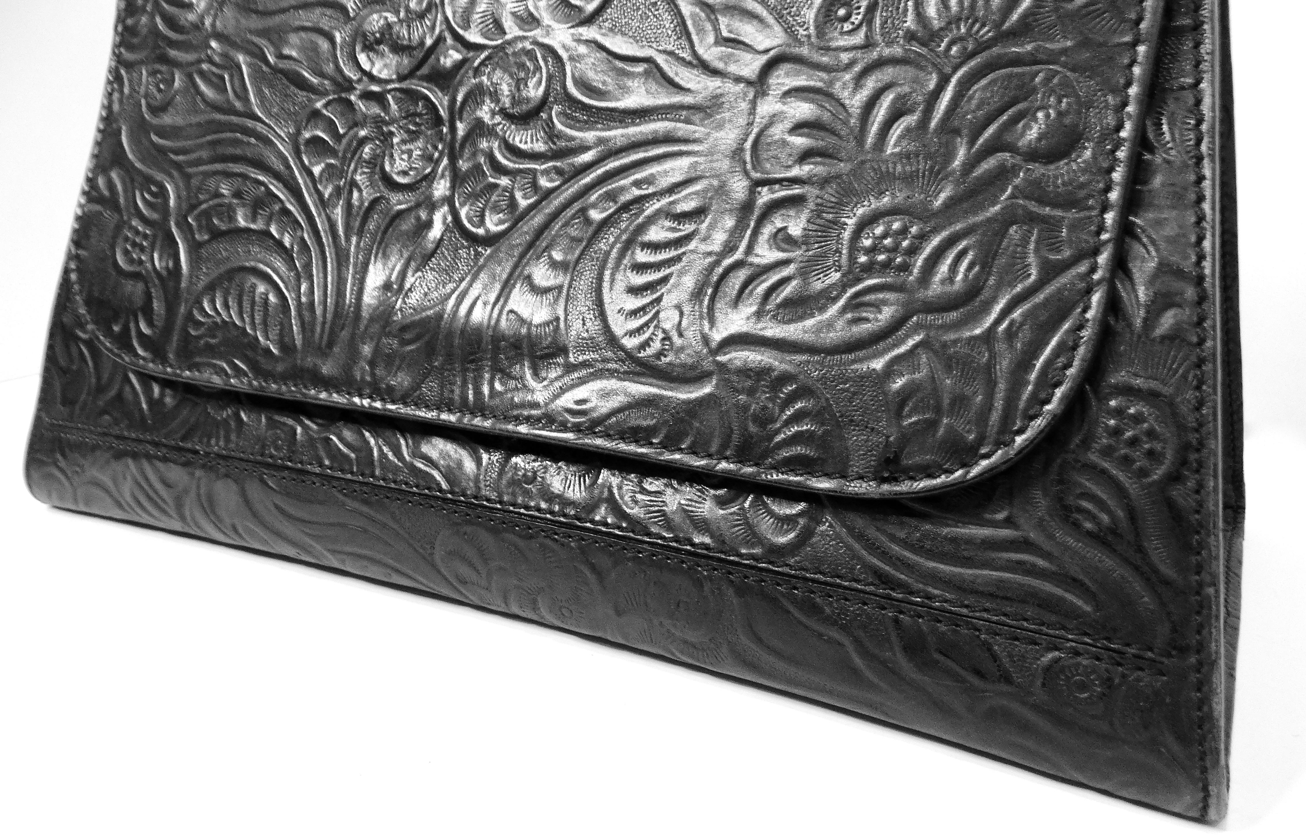 Bolso con solapa de piel negra con estampado floral de Fendi circa años 70 en Bueno estado para la venta en Scottsdale, AZ