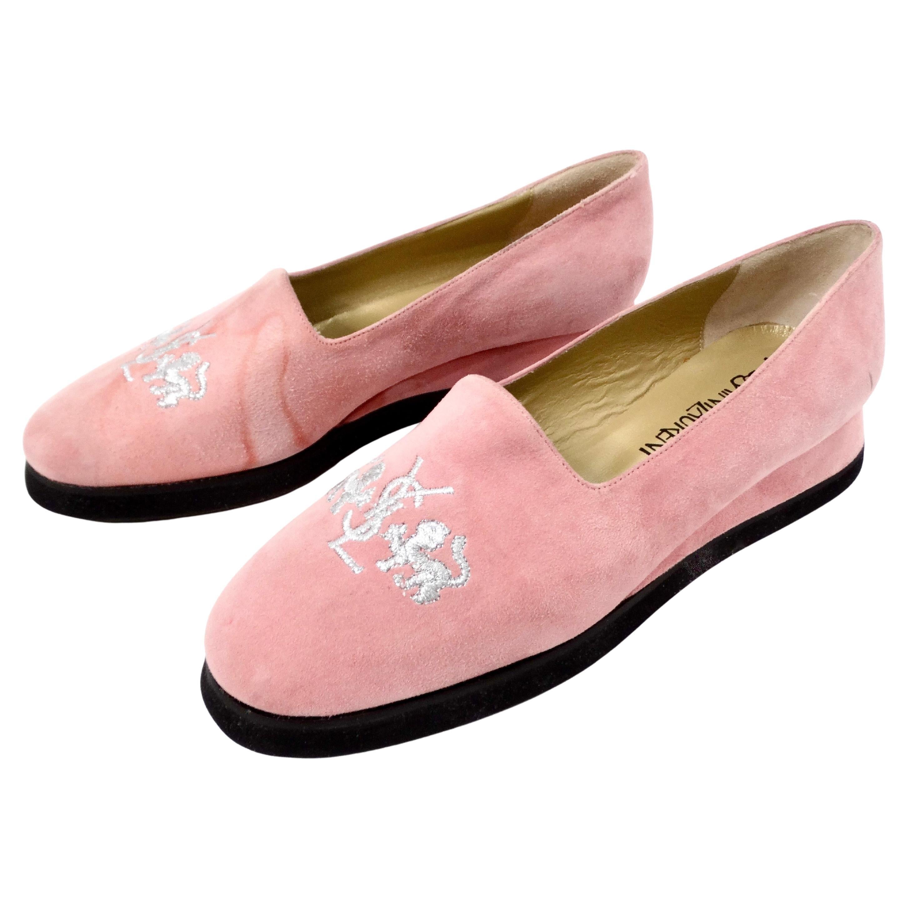 Los mocasines con cuña cubierta bordada de ante rosa Acciaio de Gucci, de hacia 1998, son un sorprendente ejemplo de calzado de lujo de finales del siglo XX. Fabricados en suave ante rosa, estos mocasines presentan un sofisticado tacón de cuña